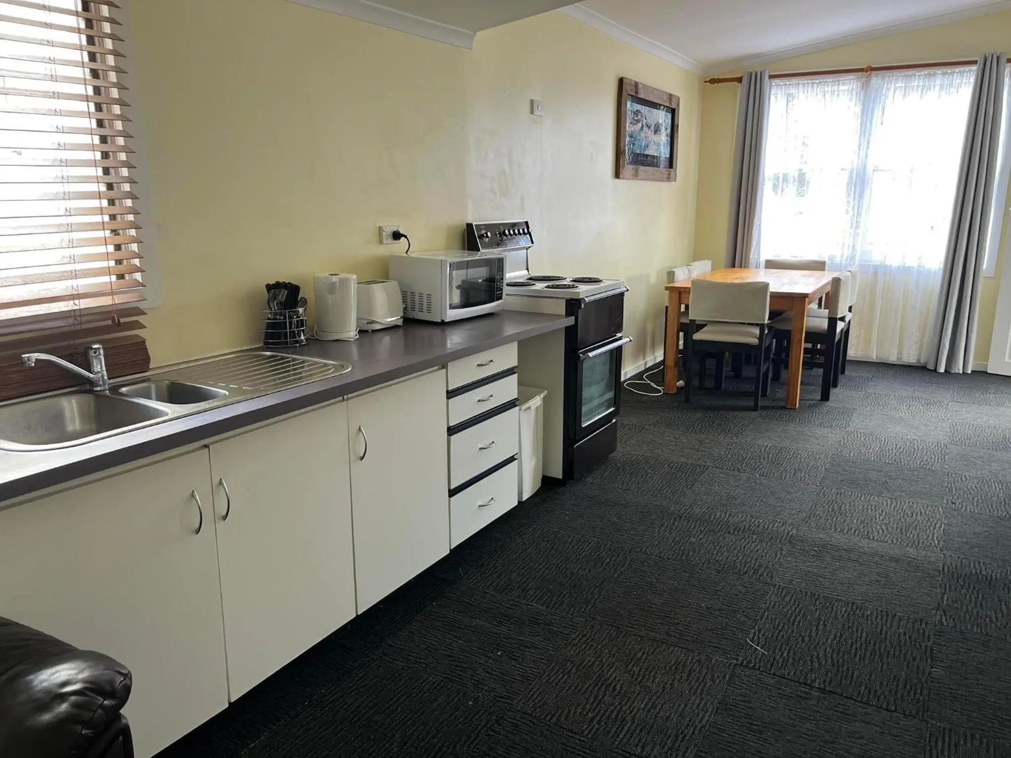 Kitchen or kitchenette in Mountain View Motel