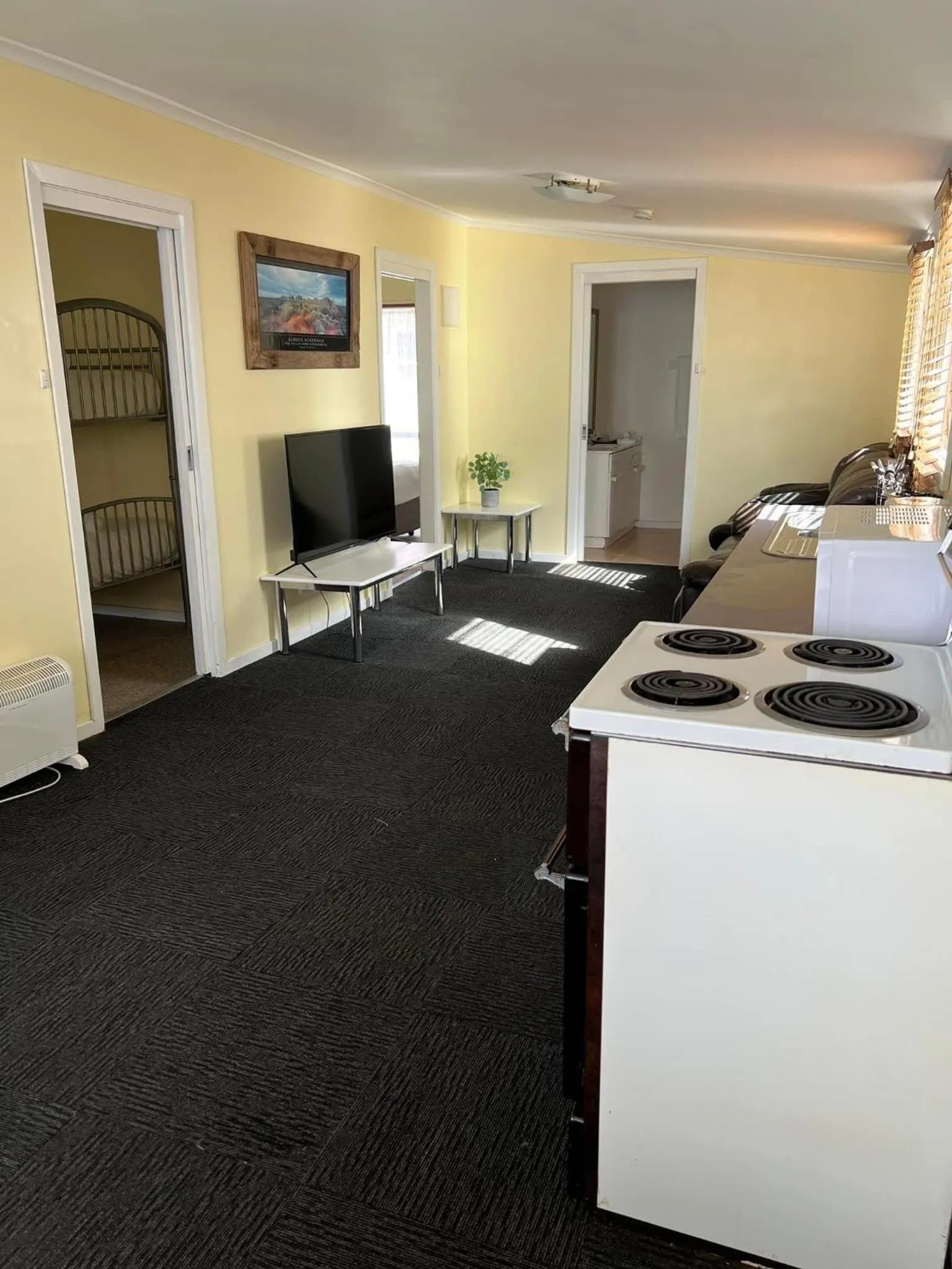 Photo of the whole room, Bed in Mountain View Motel