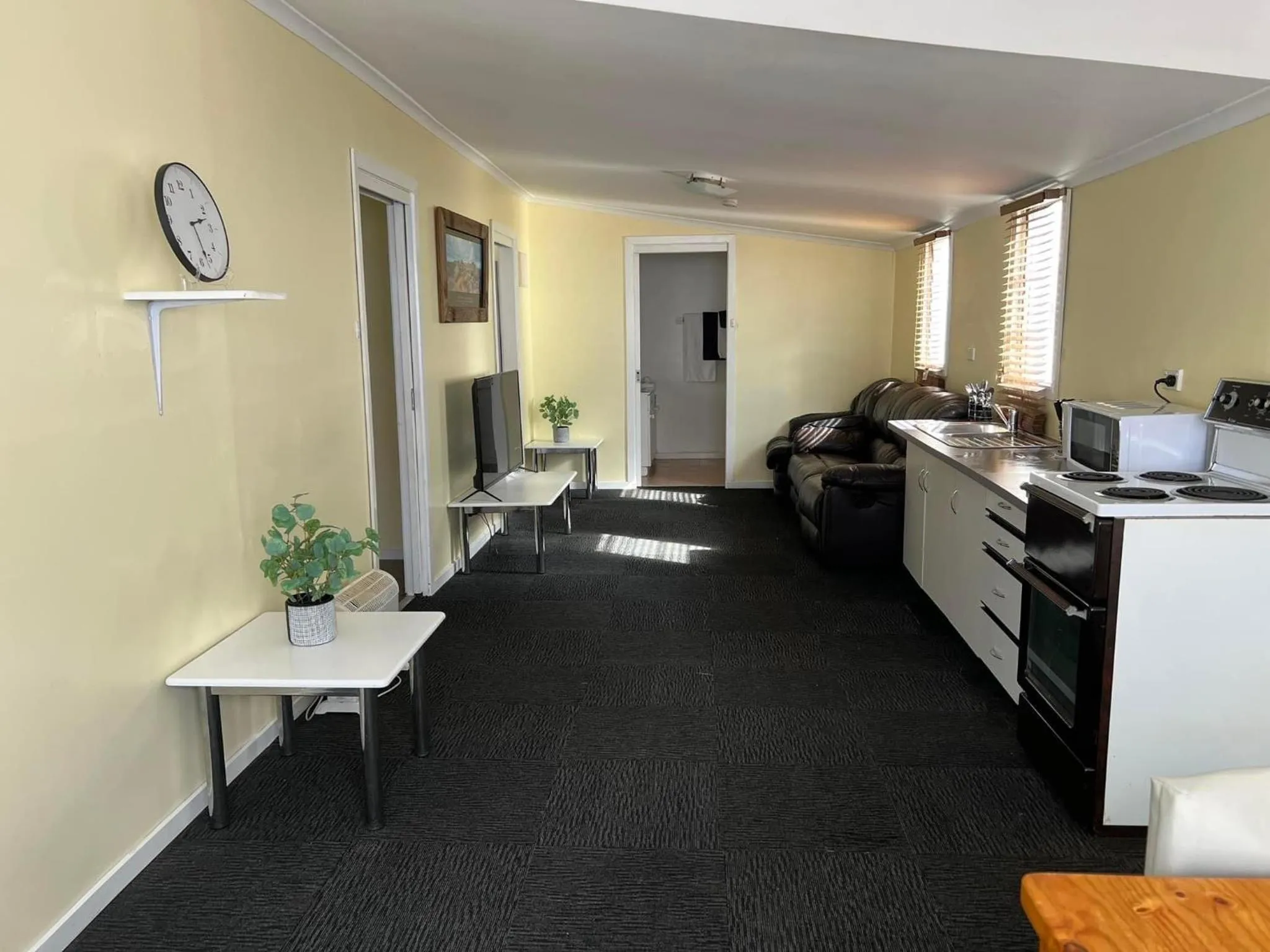 Photo of the whole room, Bed in Mountain View Motel