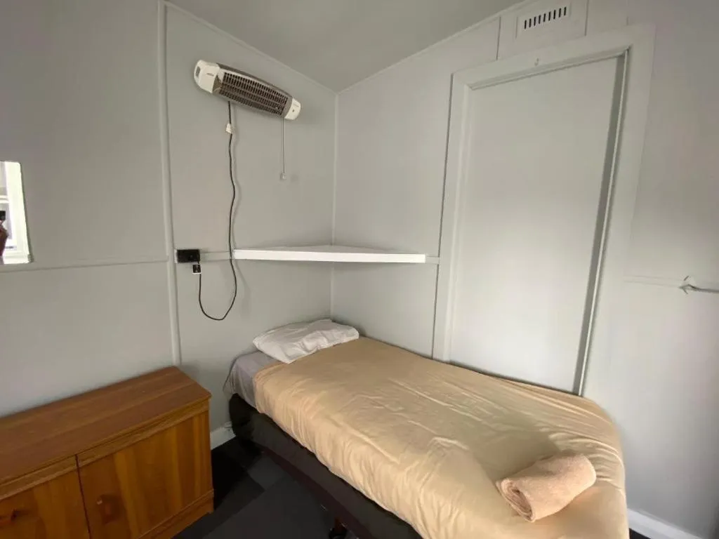 Bed in Mountain View Motel