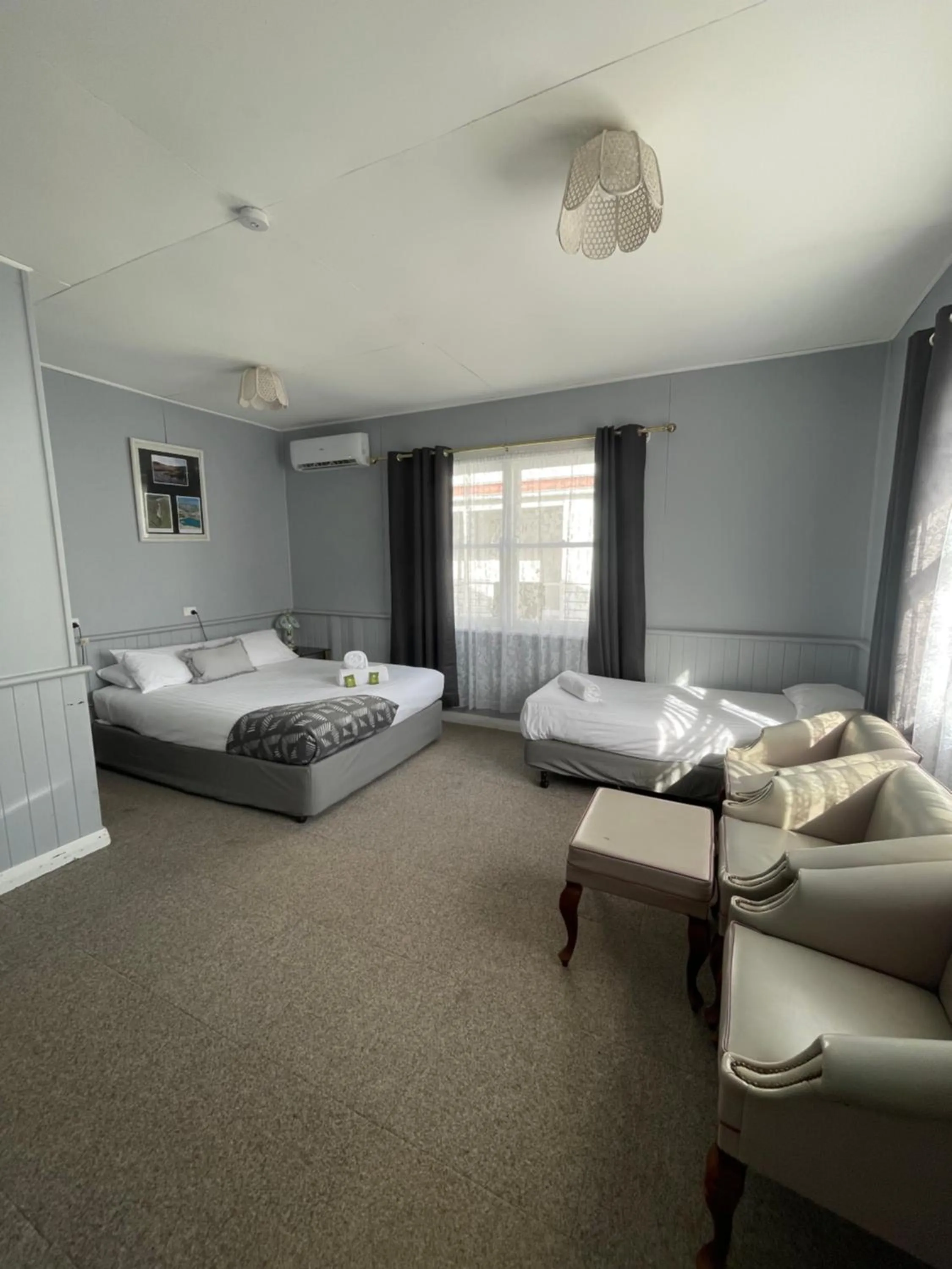 Bed in Mountain View Motel