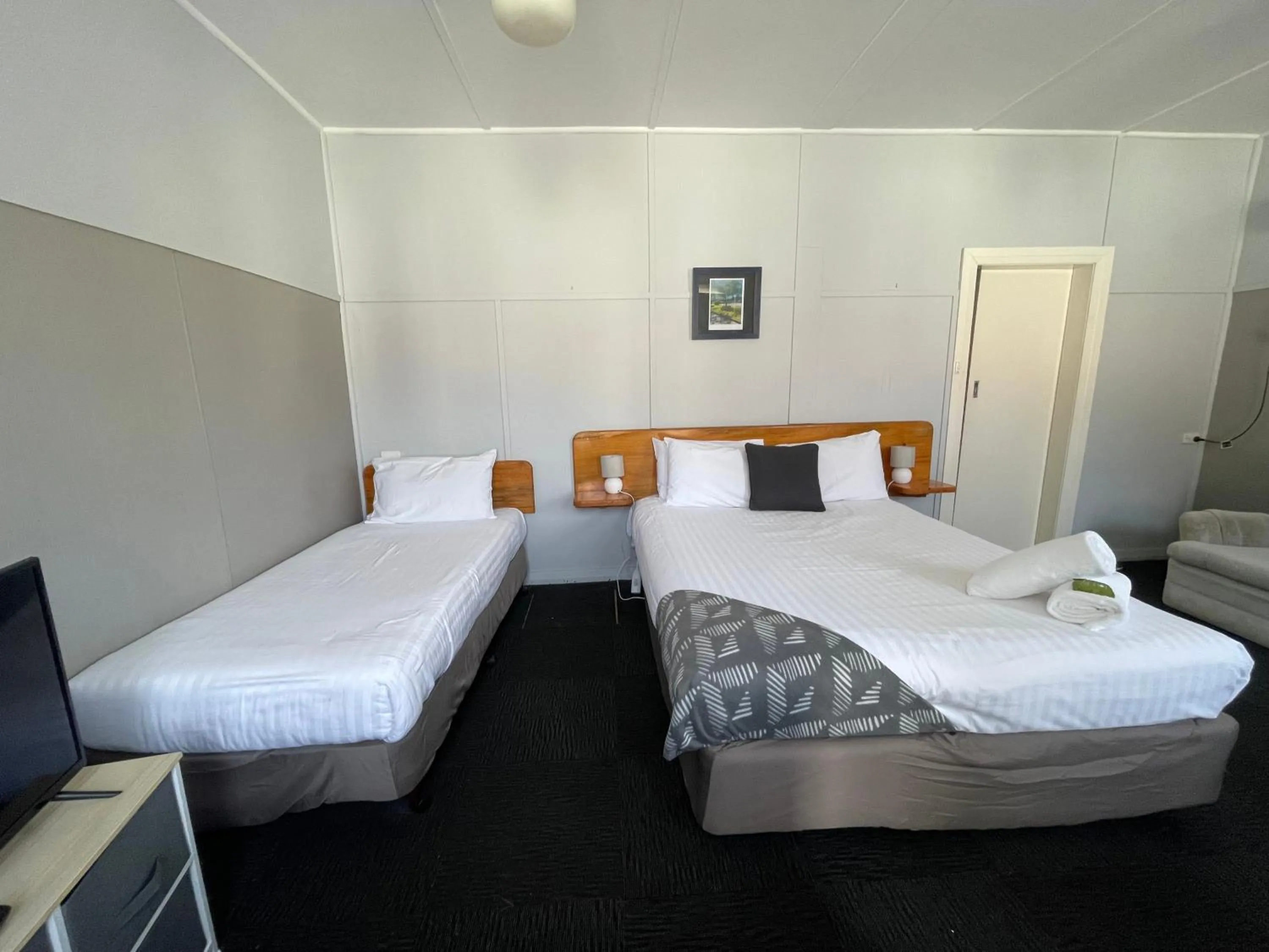 Bed in Mountain View Motel