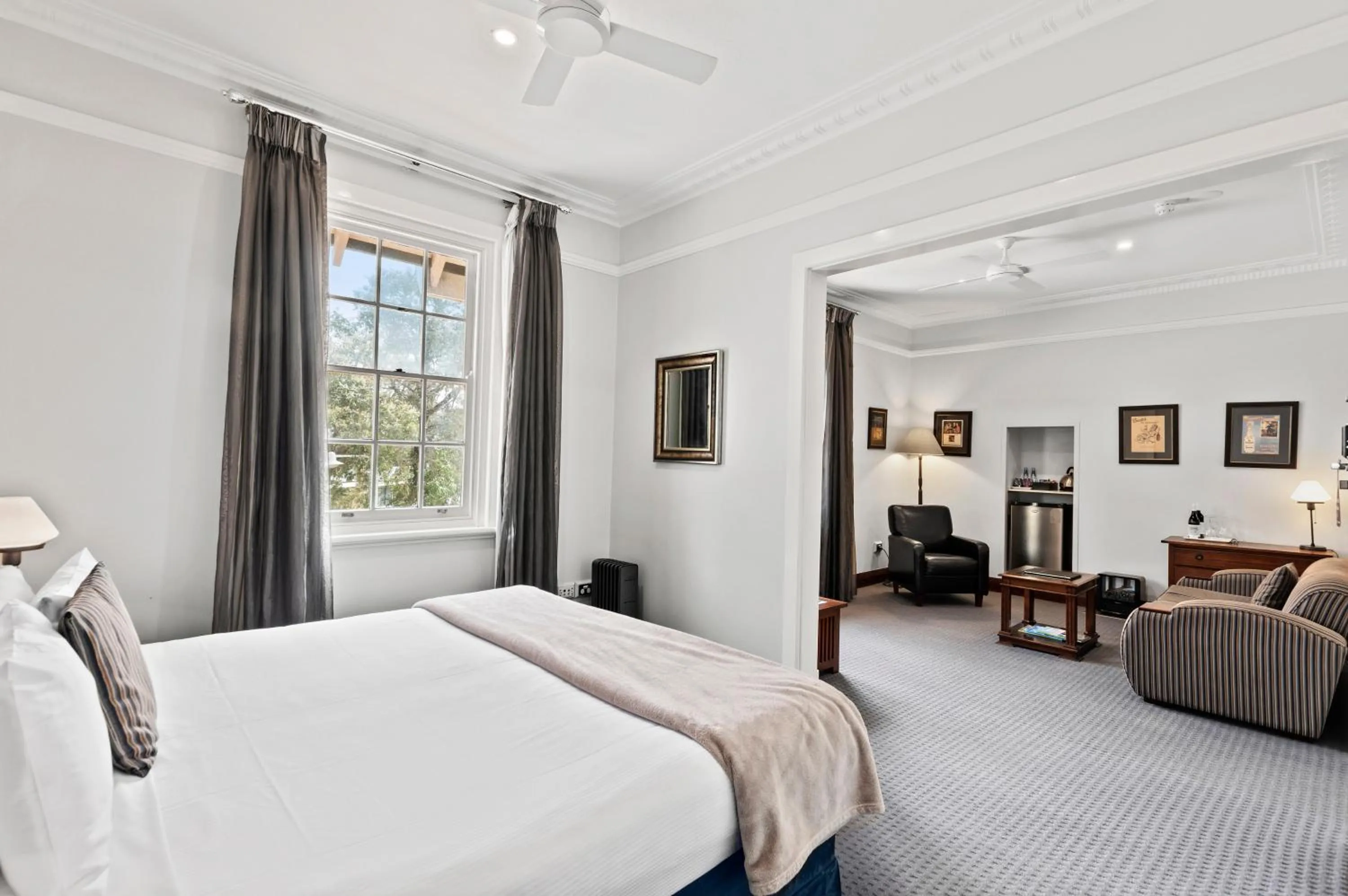 Living room, Bed in Caves House Hotel & Apartments Yallingup