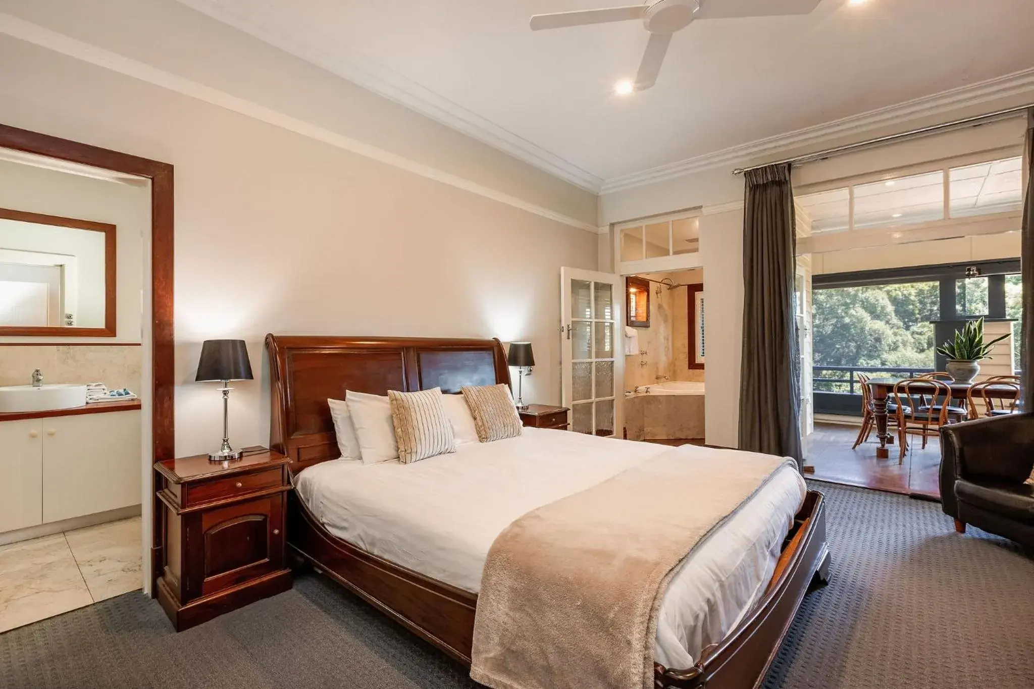 Deluxe King Room in Caves House Hotel & Apartments Yallingup Deluxe King Room in Caves House Hotel & Apartments Yallingup