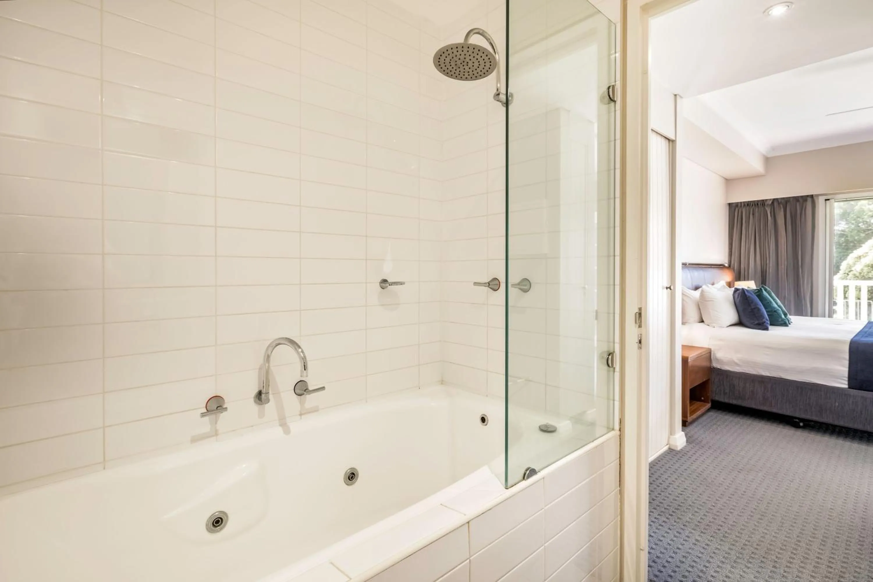 Shower, Bed in Caves House Hotel & Apartments Yallingup