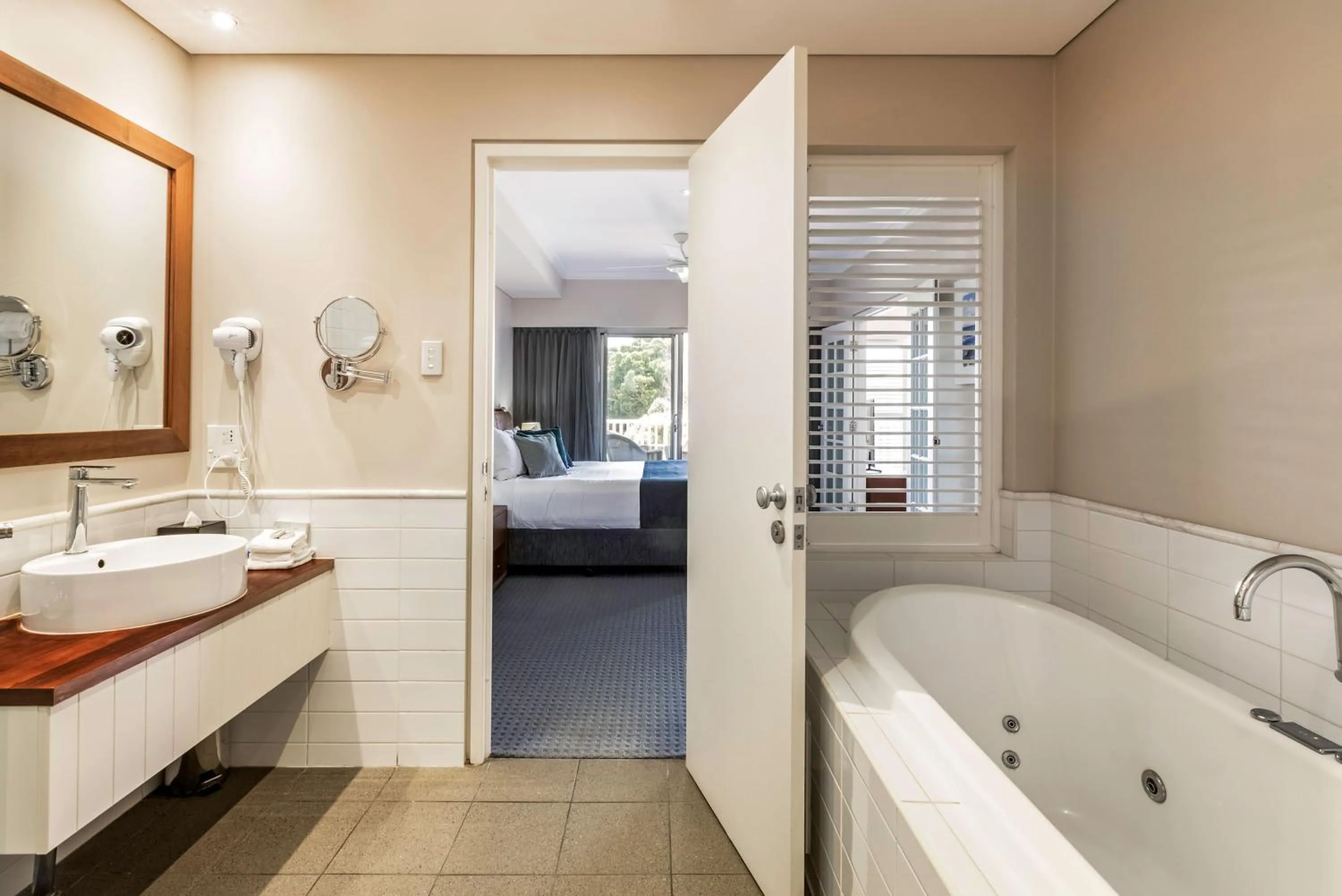 Bathroom, Bed in Caves House Hotel & Apartments Yallingup