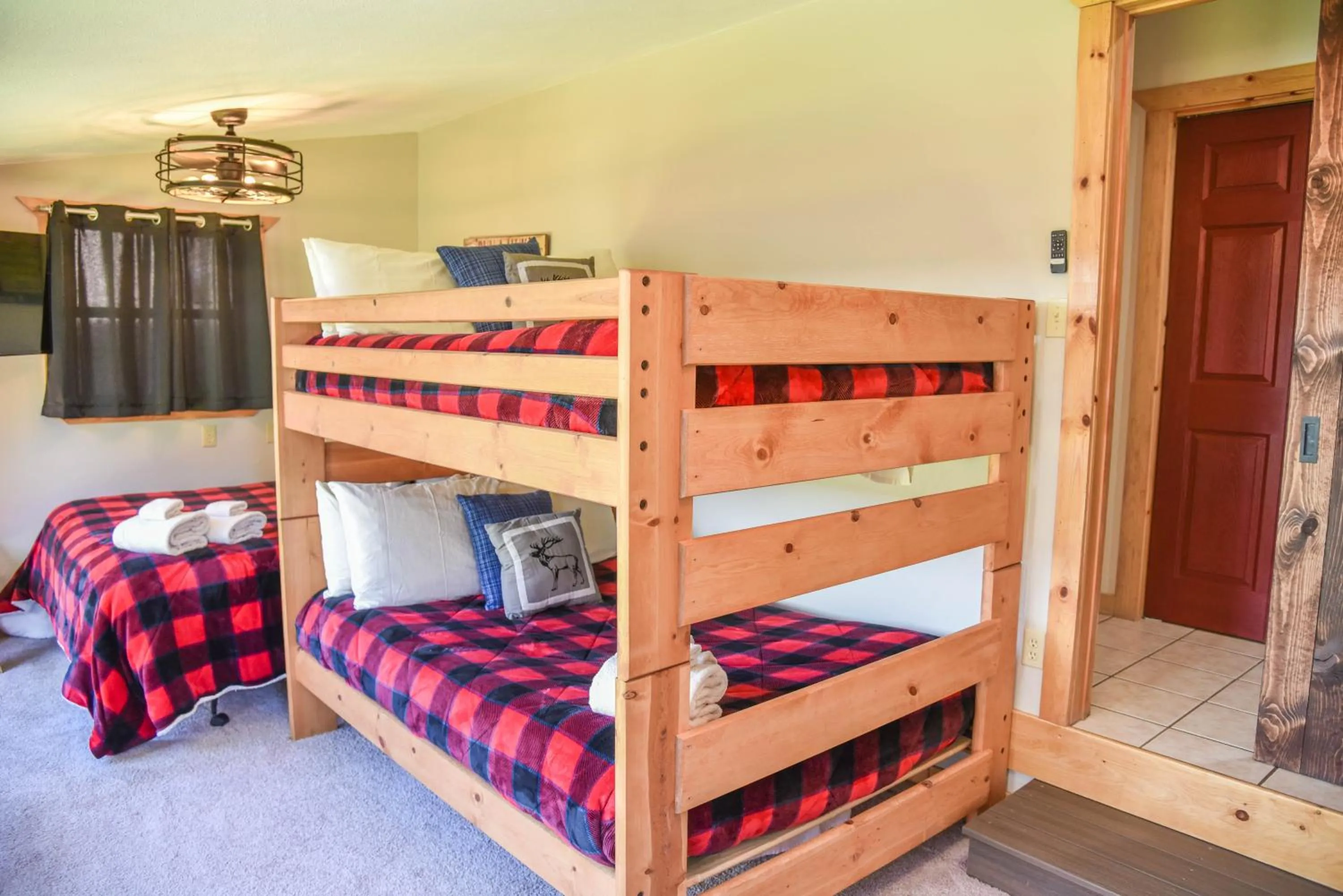 Property building, Bed in Mountain Memories, Walk To Ski Area, Town, Fishing