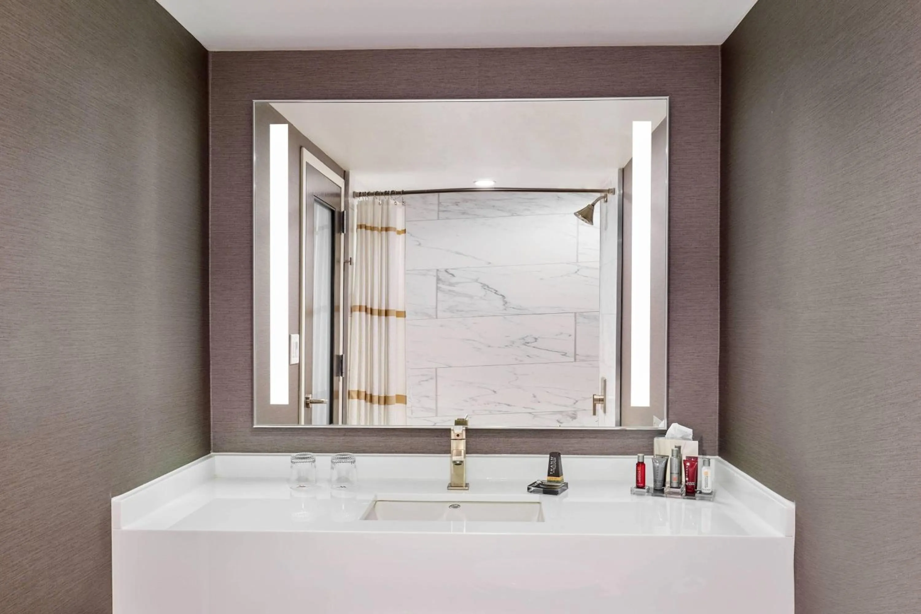 Bathroom in Teaneck Marriott at Glenpointe