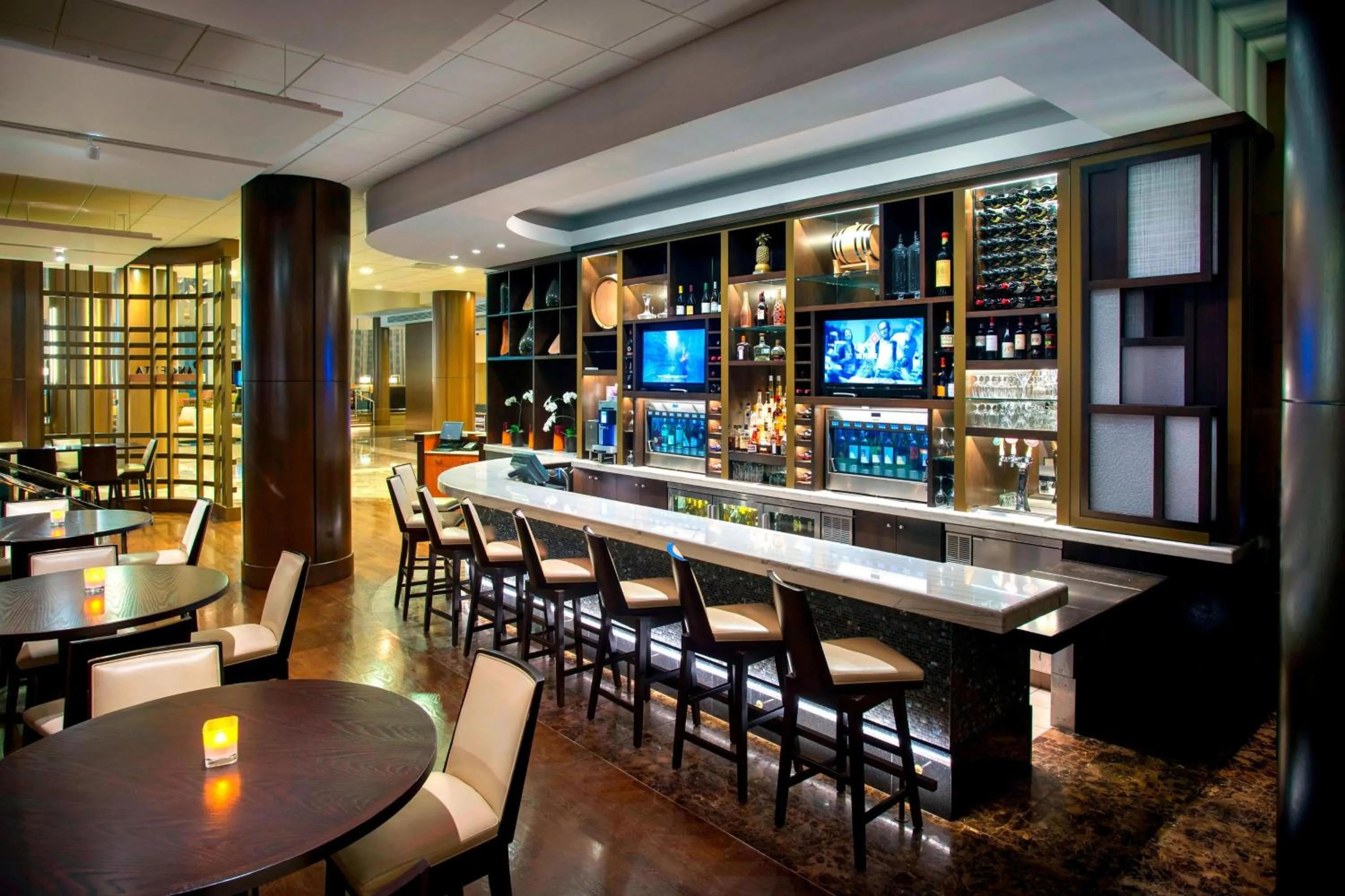 Lounge or bar in Teaneck Marriott at Glenpointe