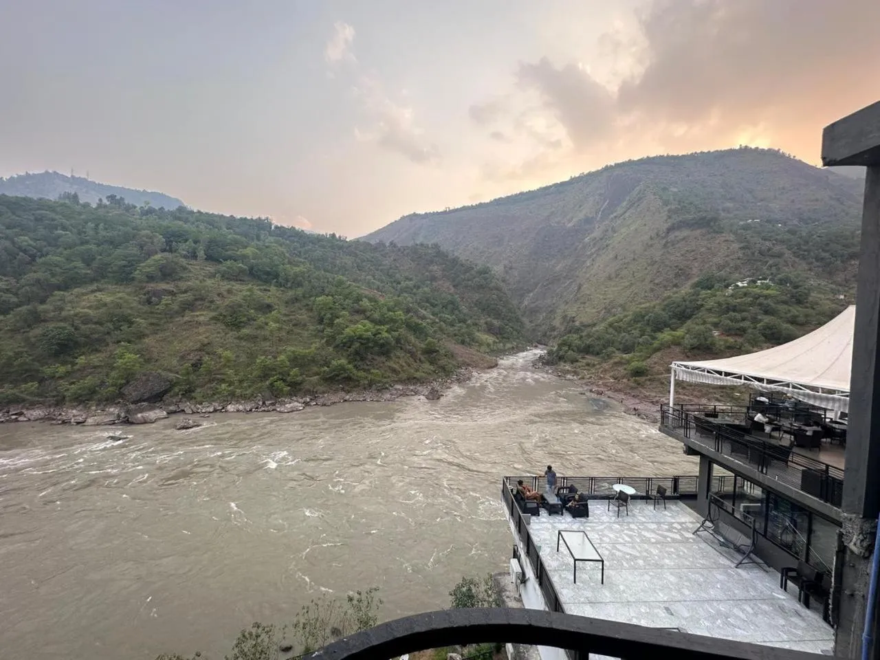 Hotel La Orilla Muzaffarabad