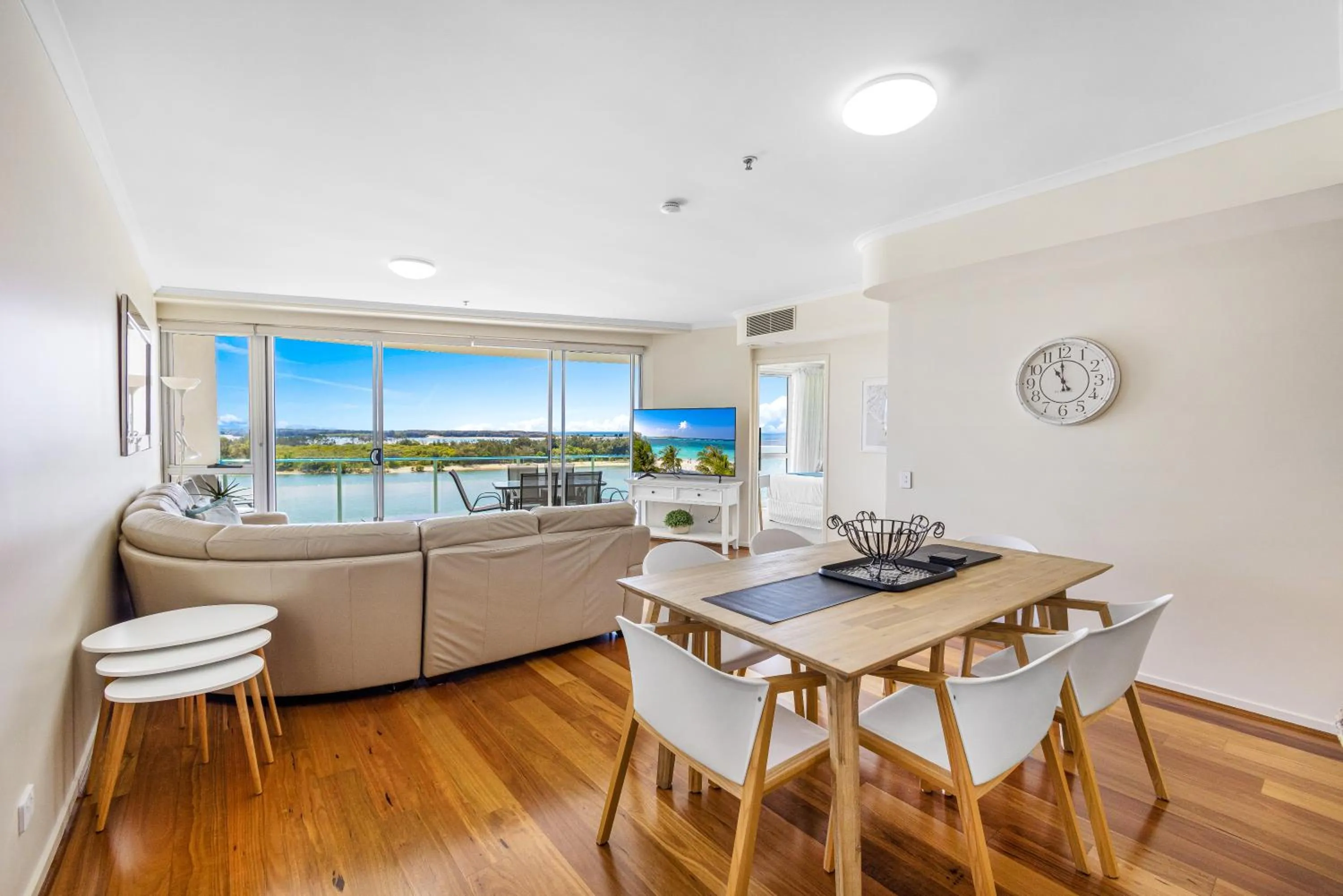 Dining area in The Duporth Riverside