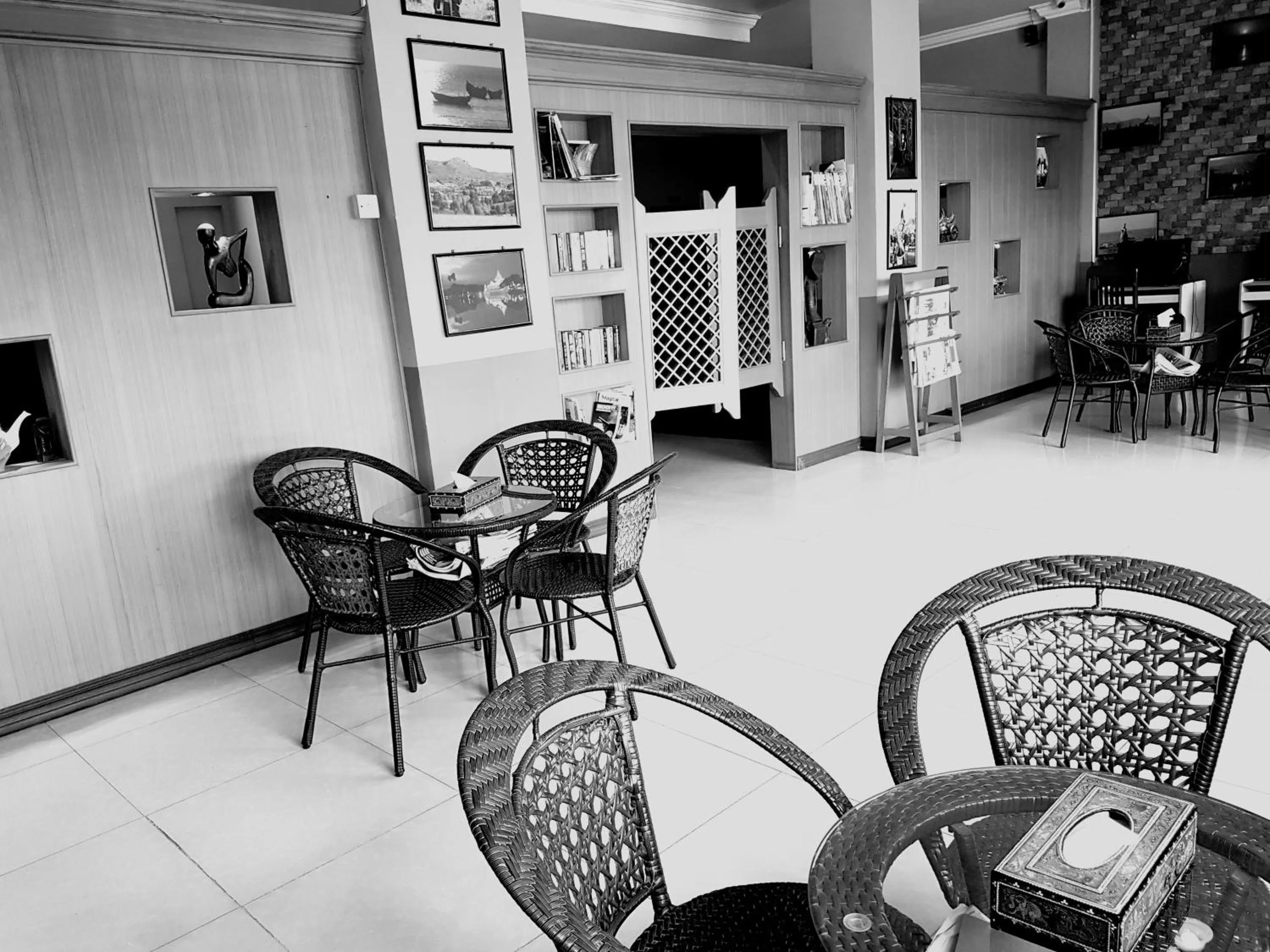 Restaurant/places to eat in Hotel 63