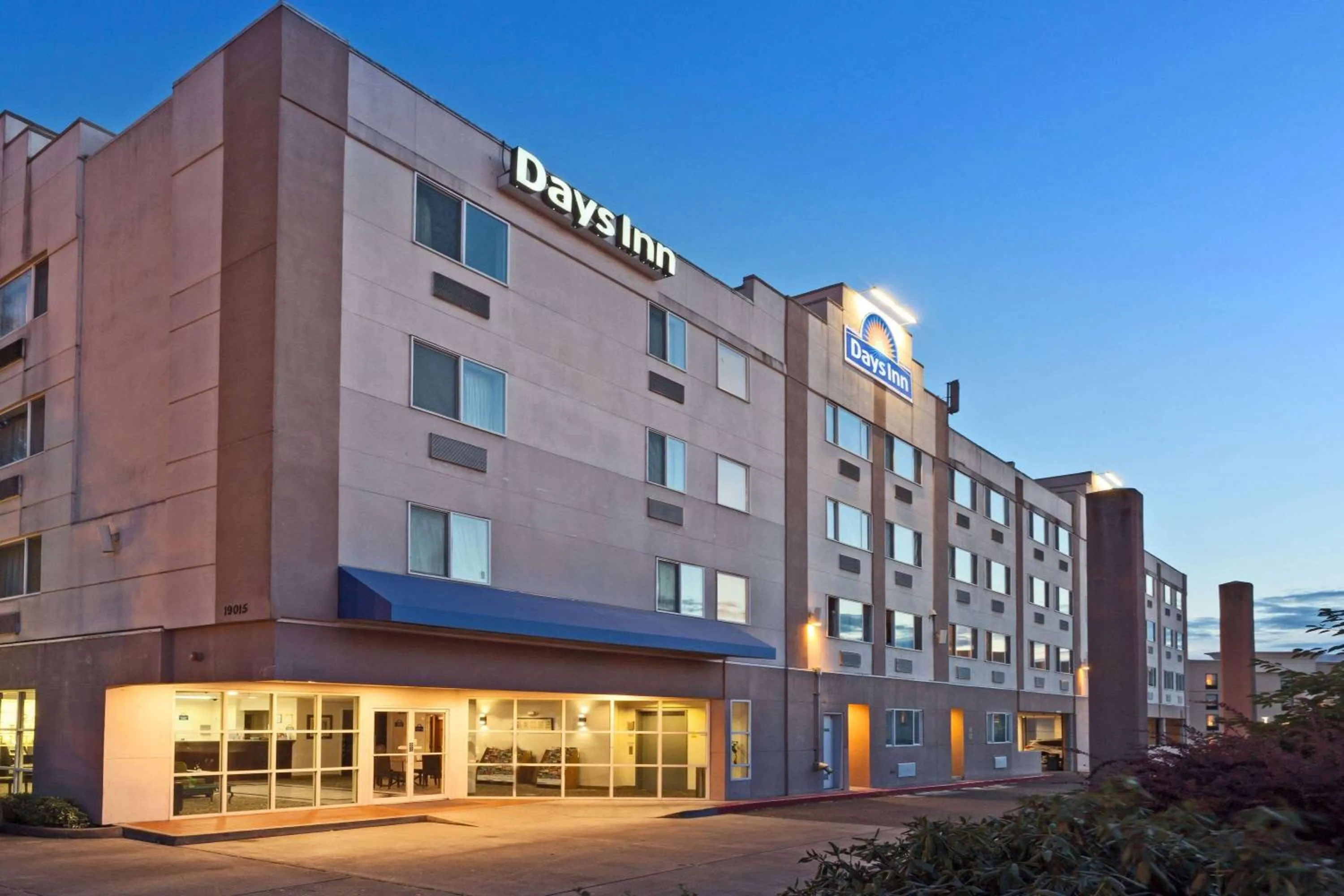 Property building in Days Inn by Wyndham Seatac Airport