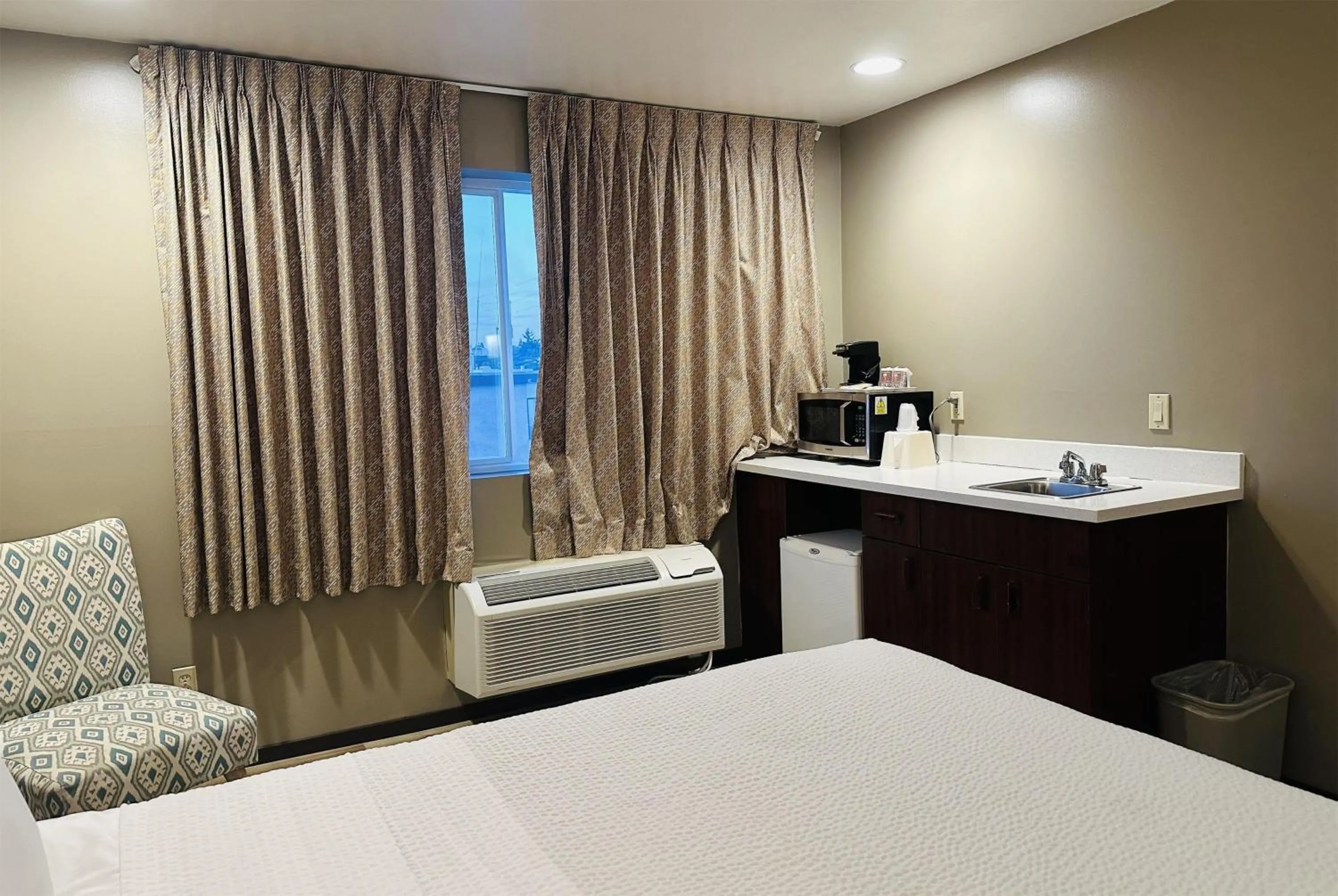 Photo of the whole room, Bed in Days Inn by Wyndham Seatac Airport