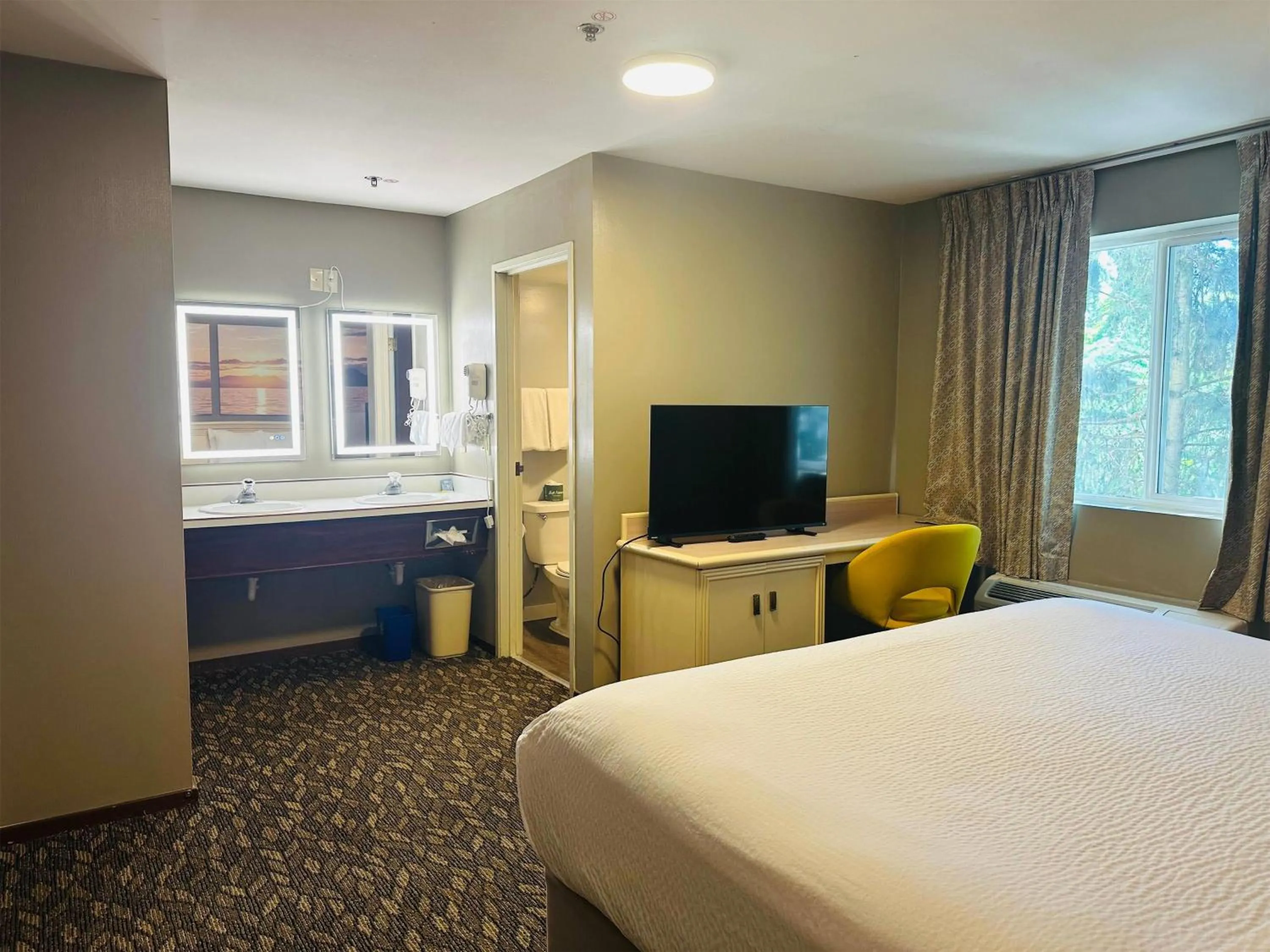 Photo of the whole room, Bed in Days Inn by Wyndham Seatac Airport