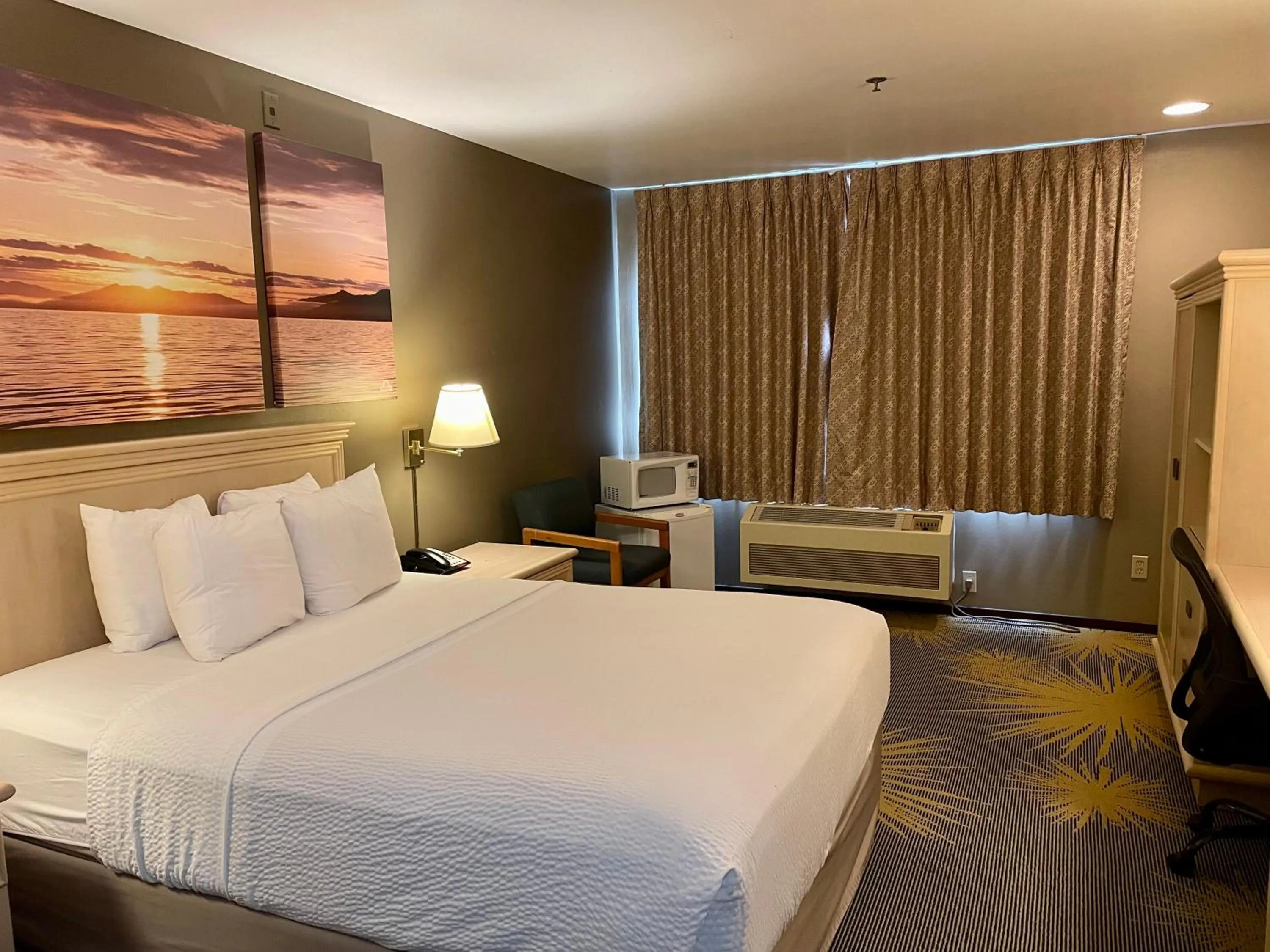 Bed in Days Inn by Wyndham Seatac Airport