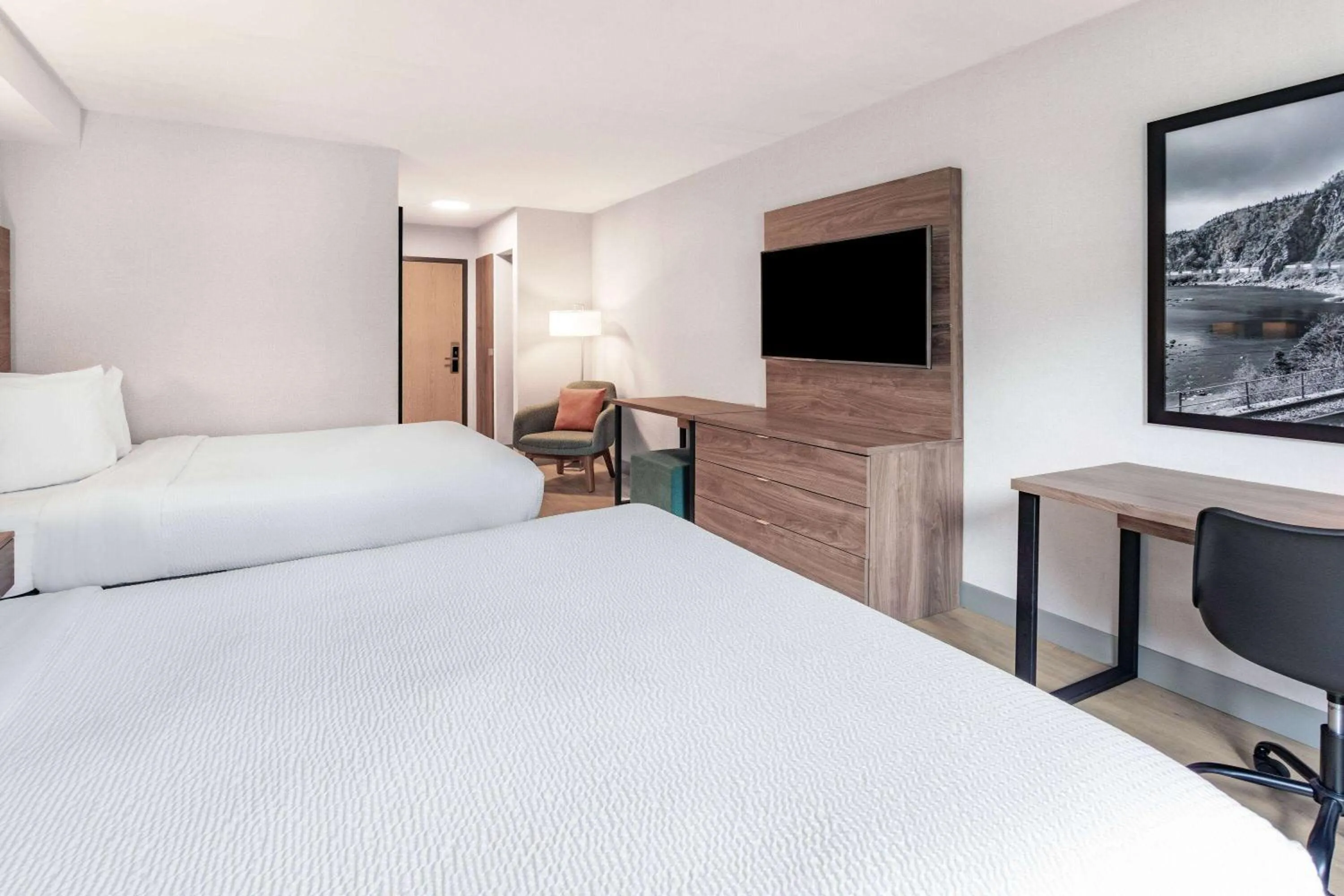 Photo of the whole room, Bed in Super 8 by Wyndham Cornwall ON