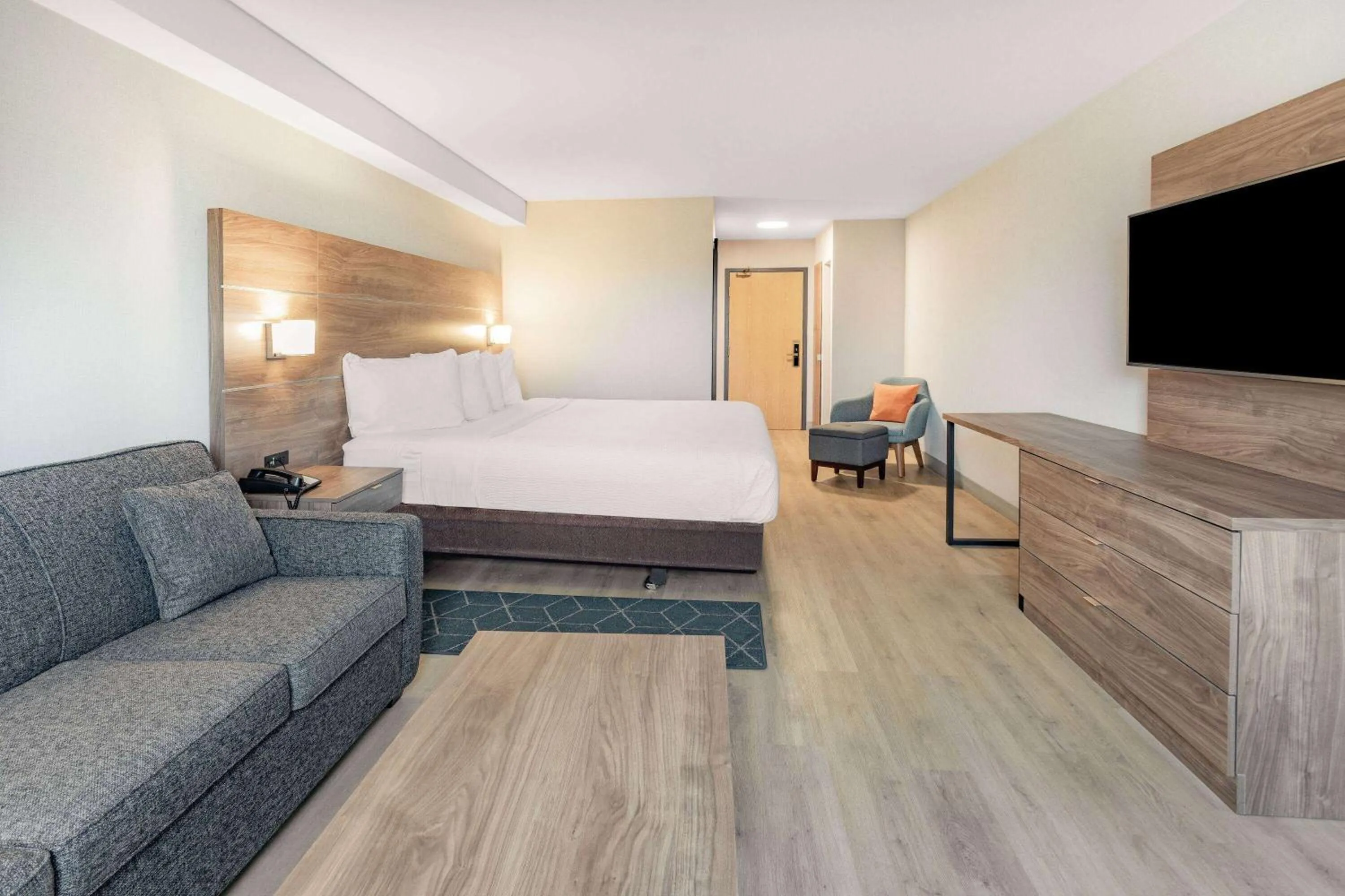 Photo of the whole room, Bed in Super 8 by Wyndham Cornwall ON