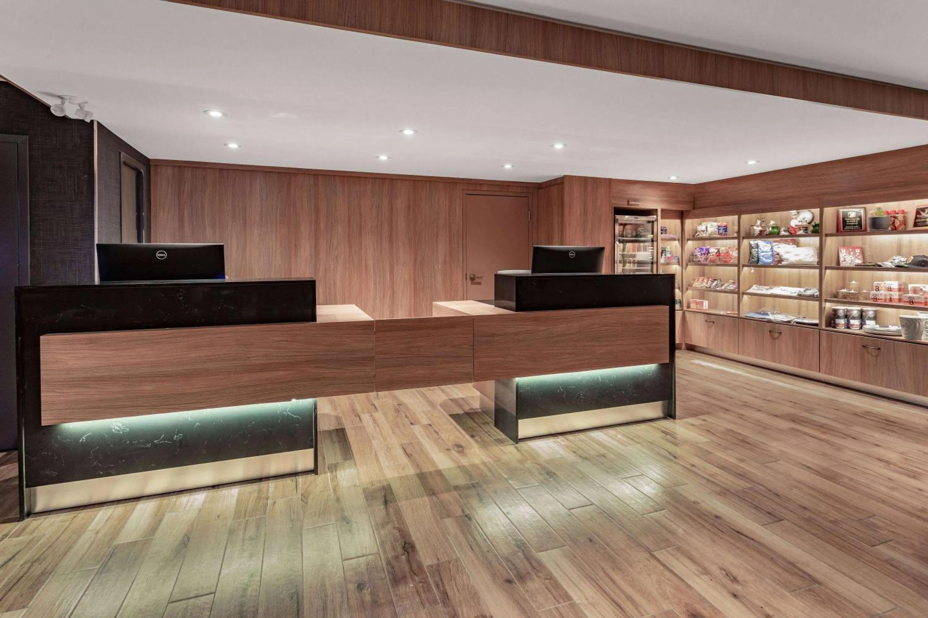 Lobby or reception in Super 8 by Wyndham Cornwall ON