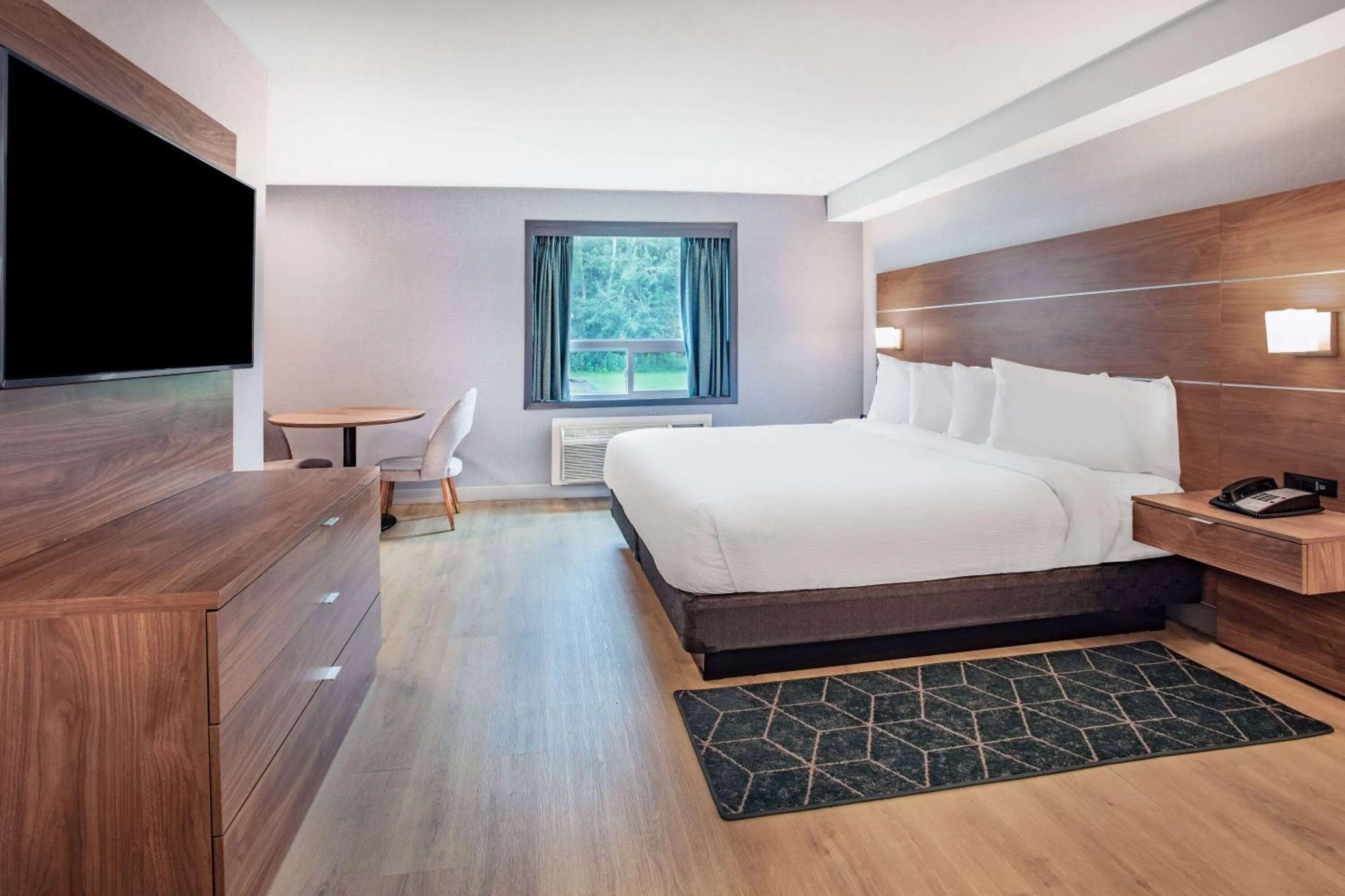 Photo of the whole room, Bed in Super 8 by Wyndham Cornwall ON