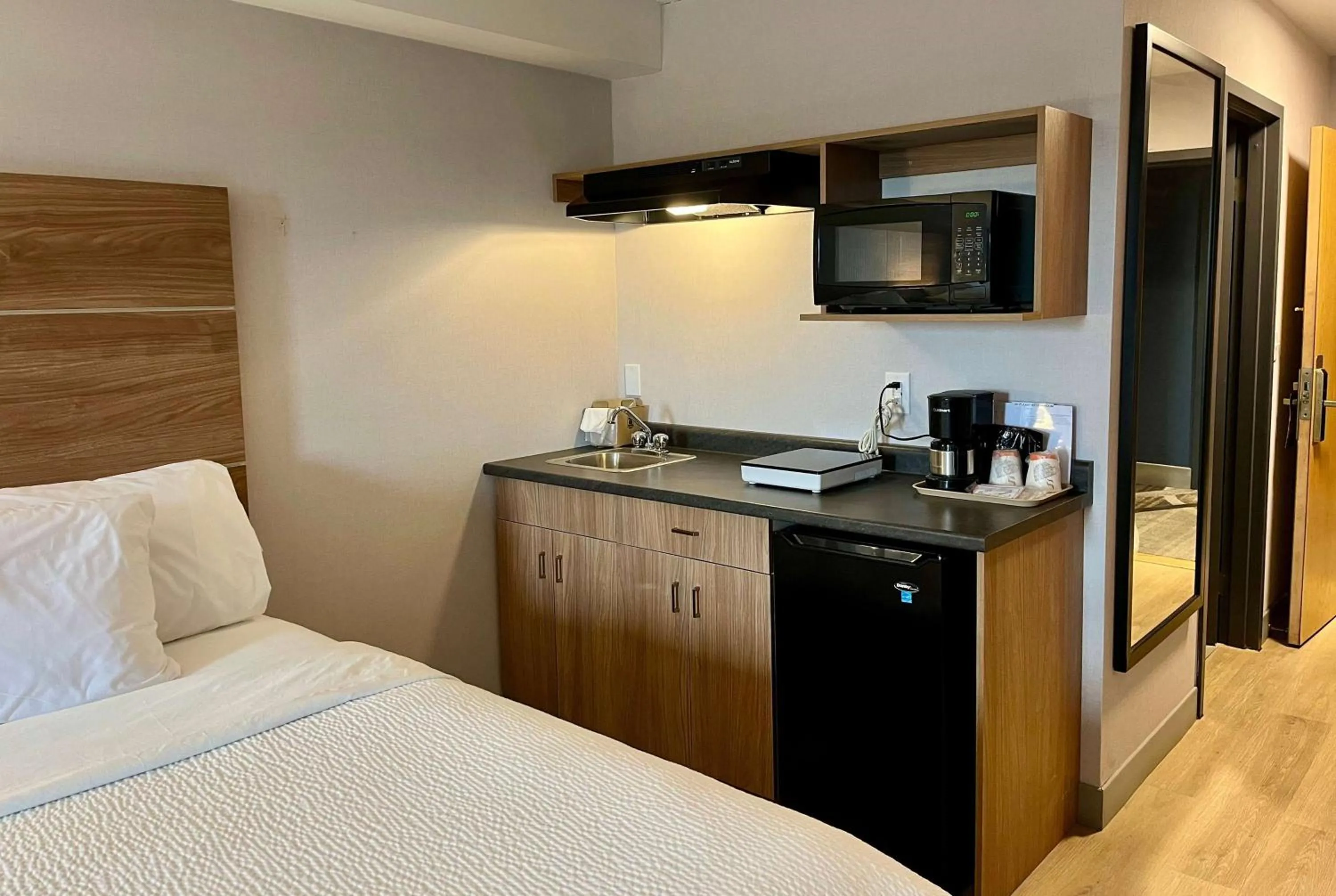 Photo of the whole room, Bed in Super 8 by Wyndham Cornwall ON