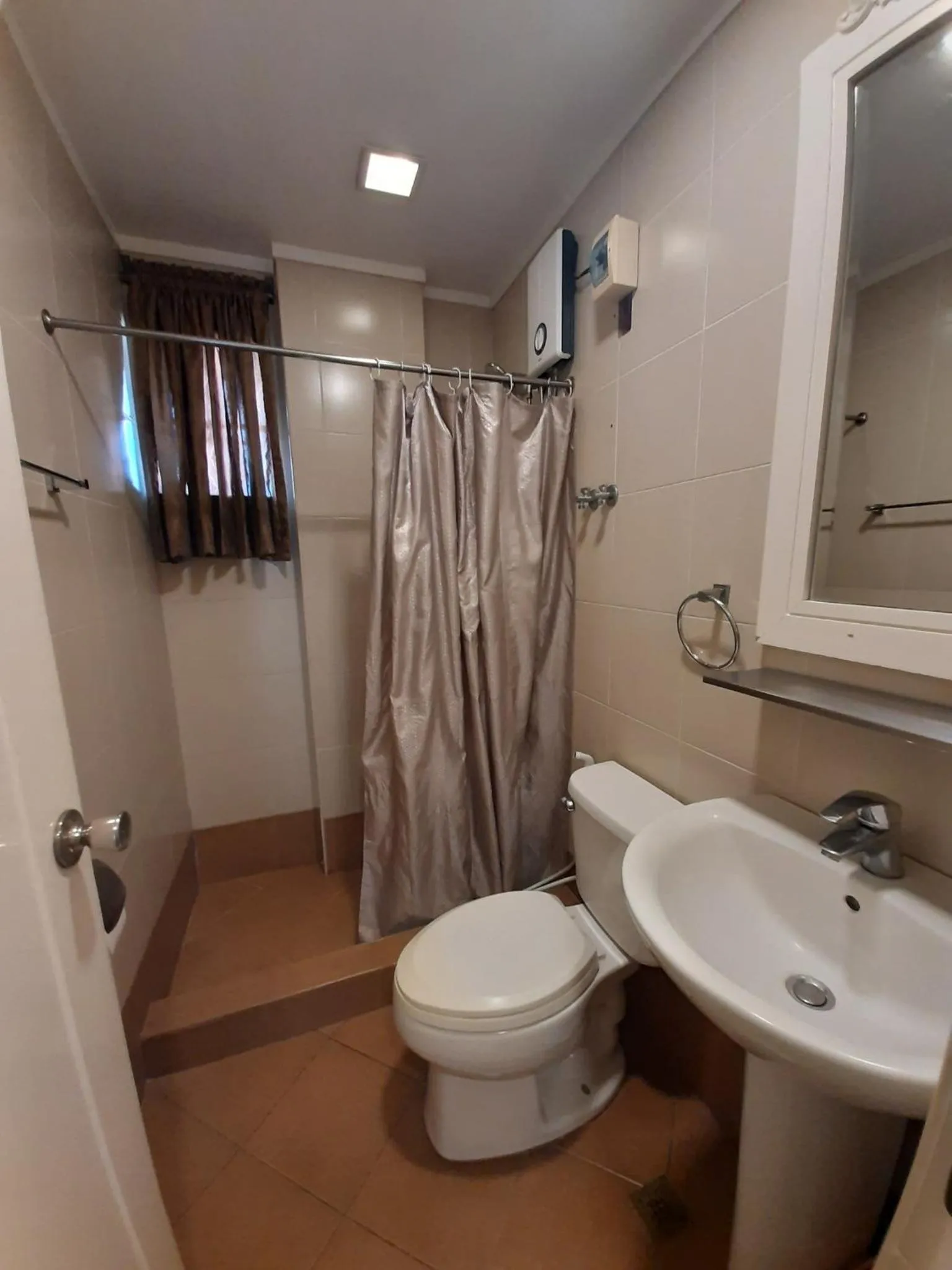 Shower in RedDoorz at Balatas Magsaysay Road Naga City