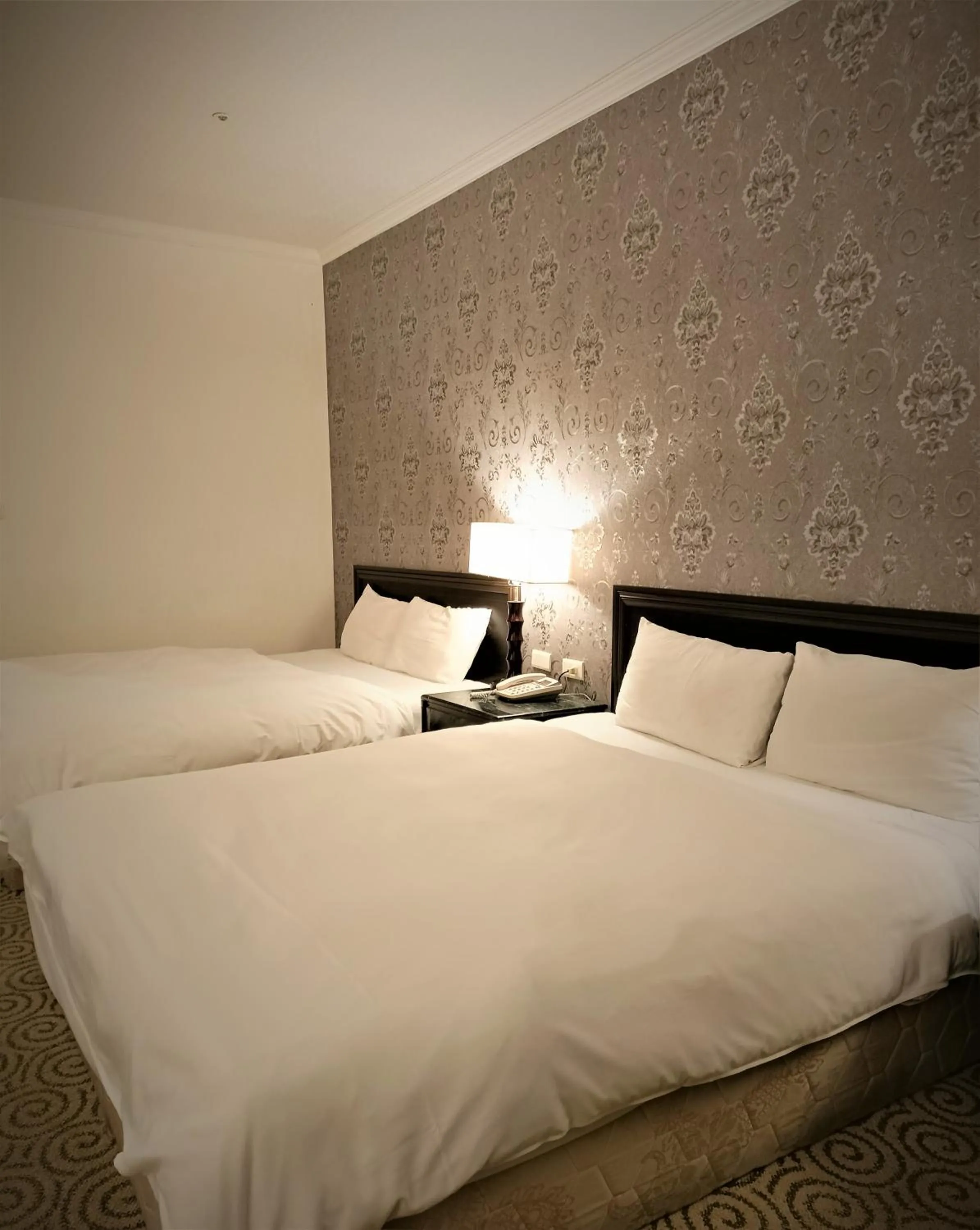 Bedroom, Bed in Well Garden Hotel