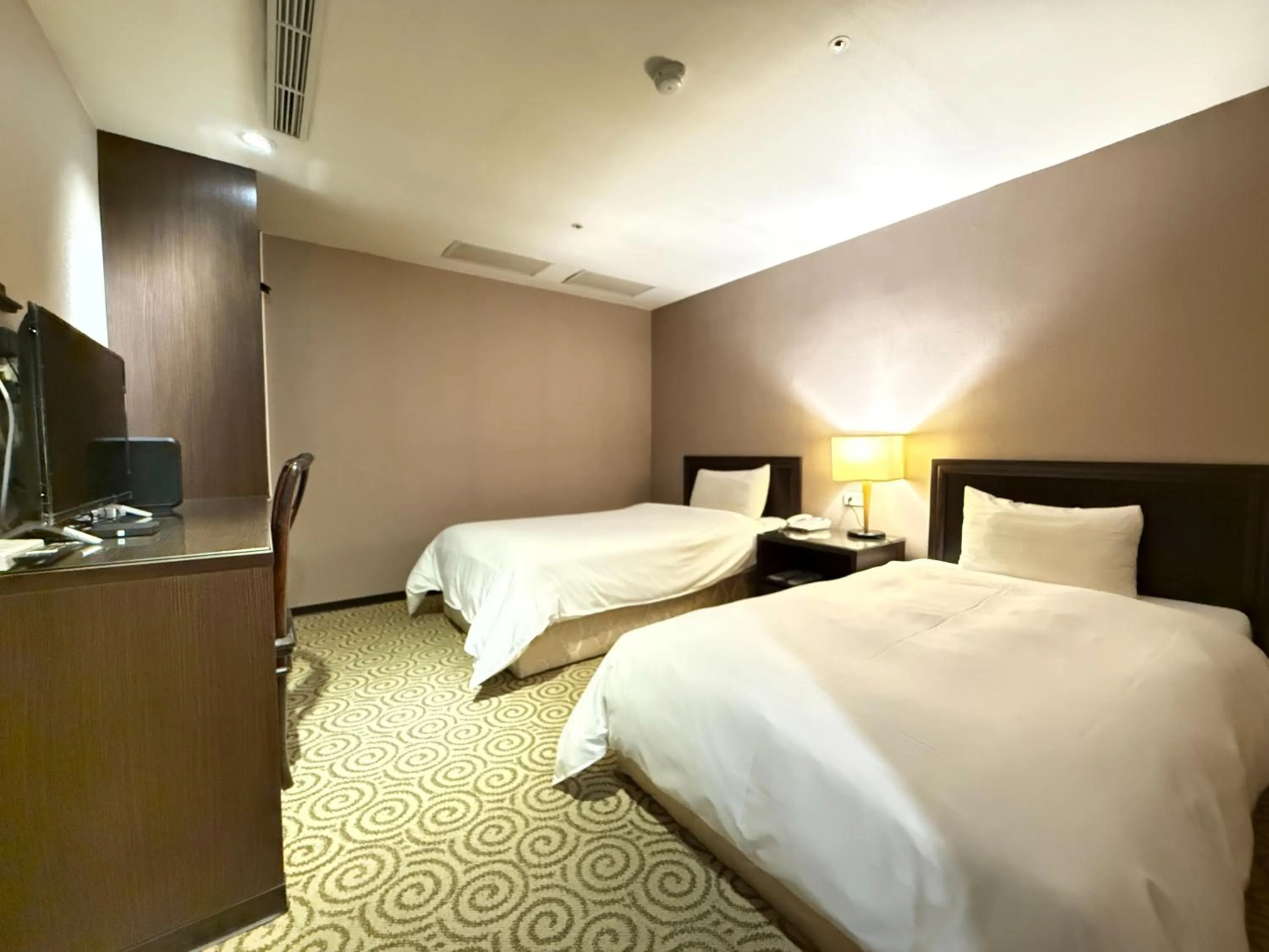 Photo of the whole room, Bed in Well Garden Hotel