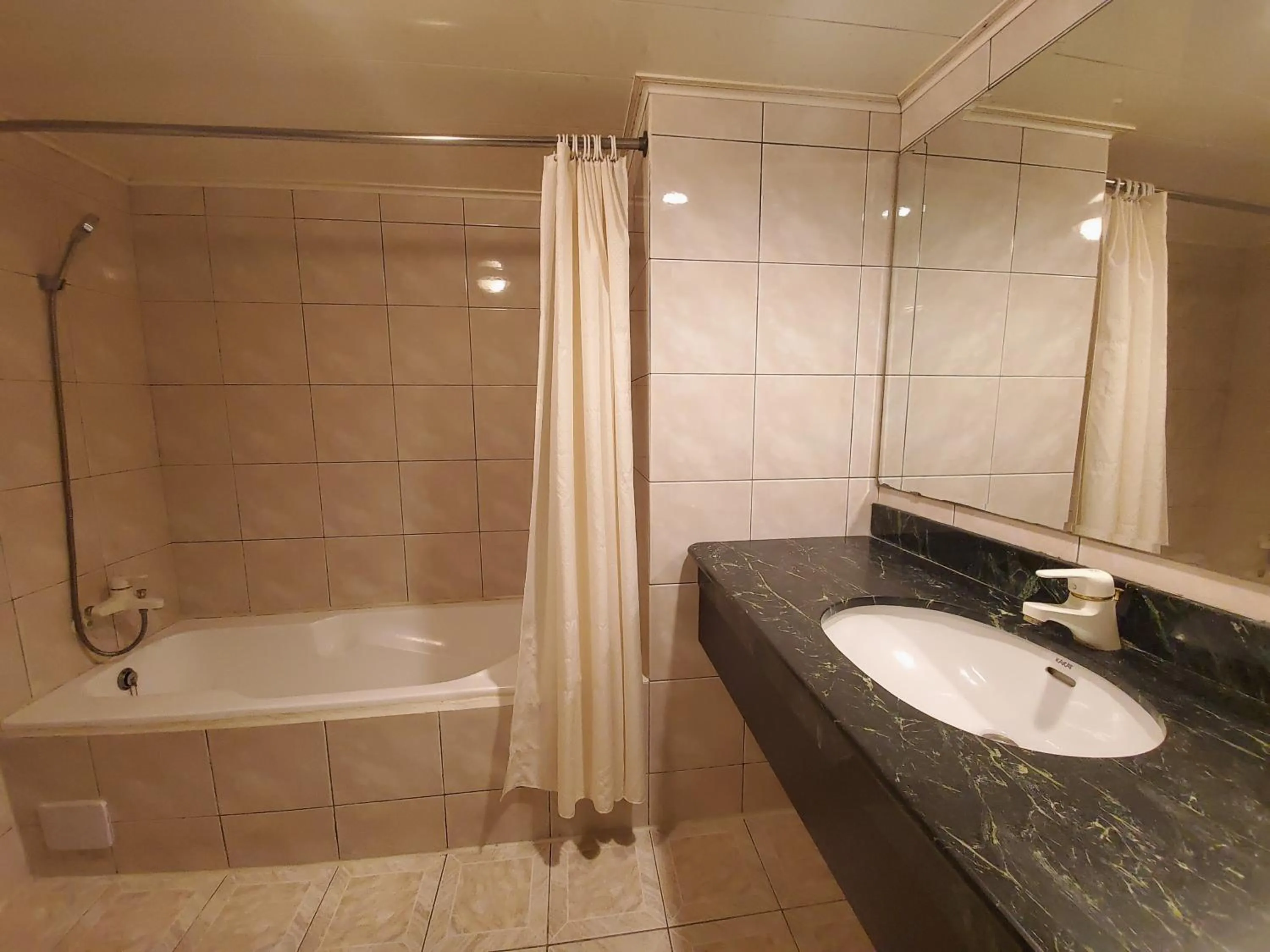 Bath in Well Garden Hotel