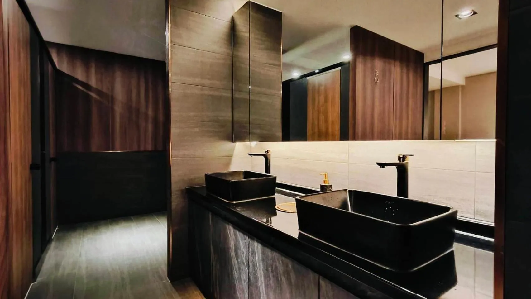 Toilet in Well Garden Hotel