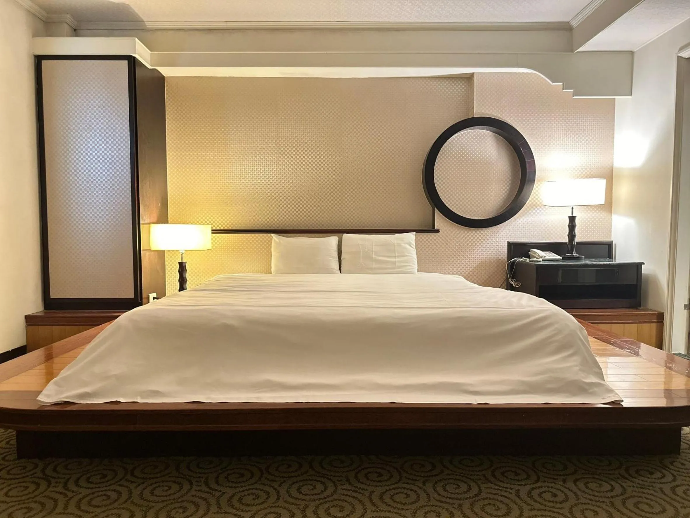 Photo of the whole room, Bed in Well Garden Hotel