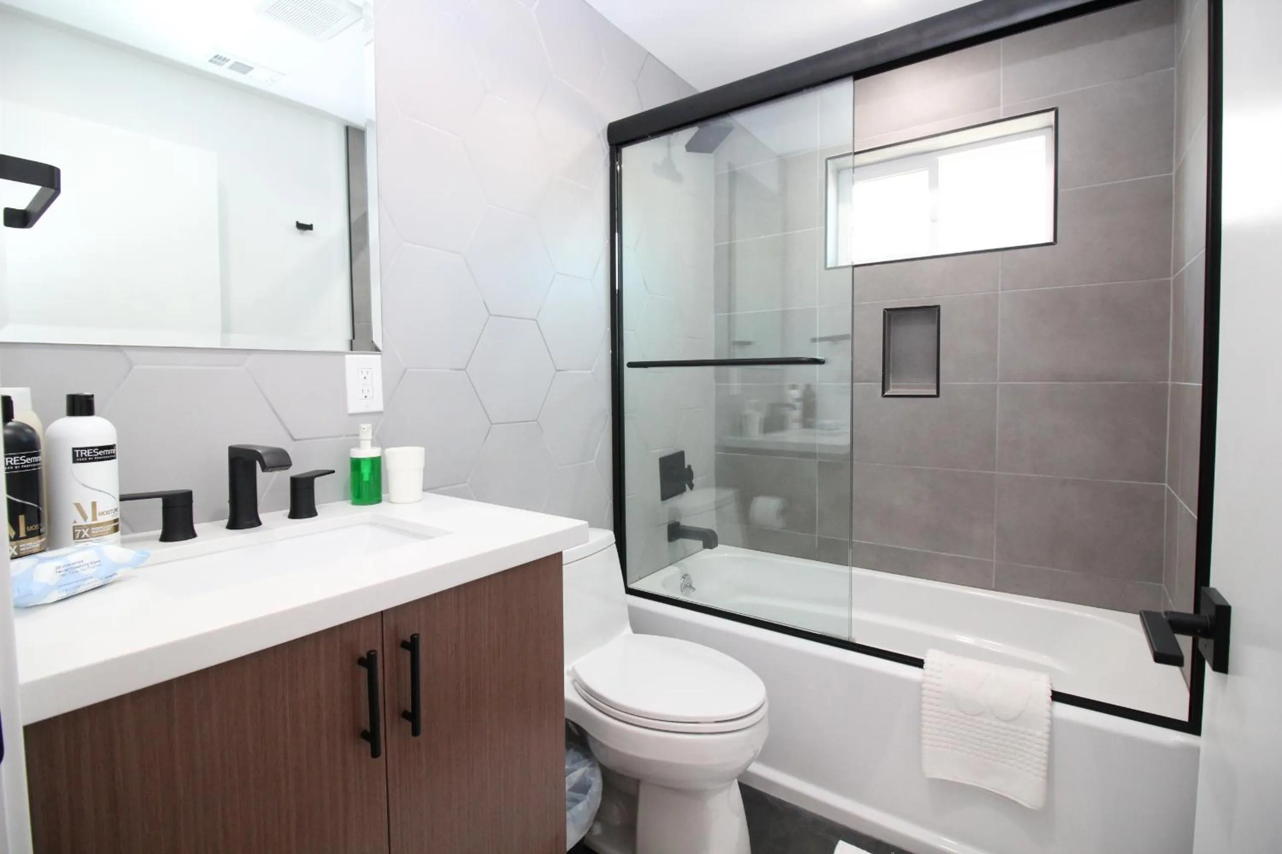 Bathroom in Los Angeles 3BR Villa Suites with Free Parking