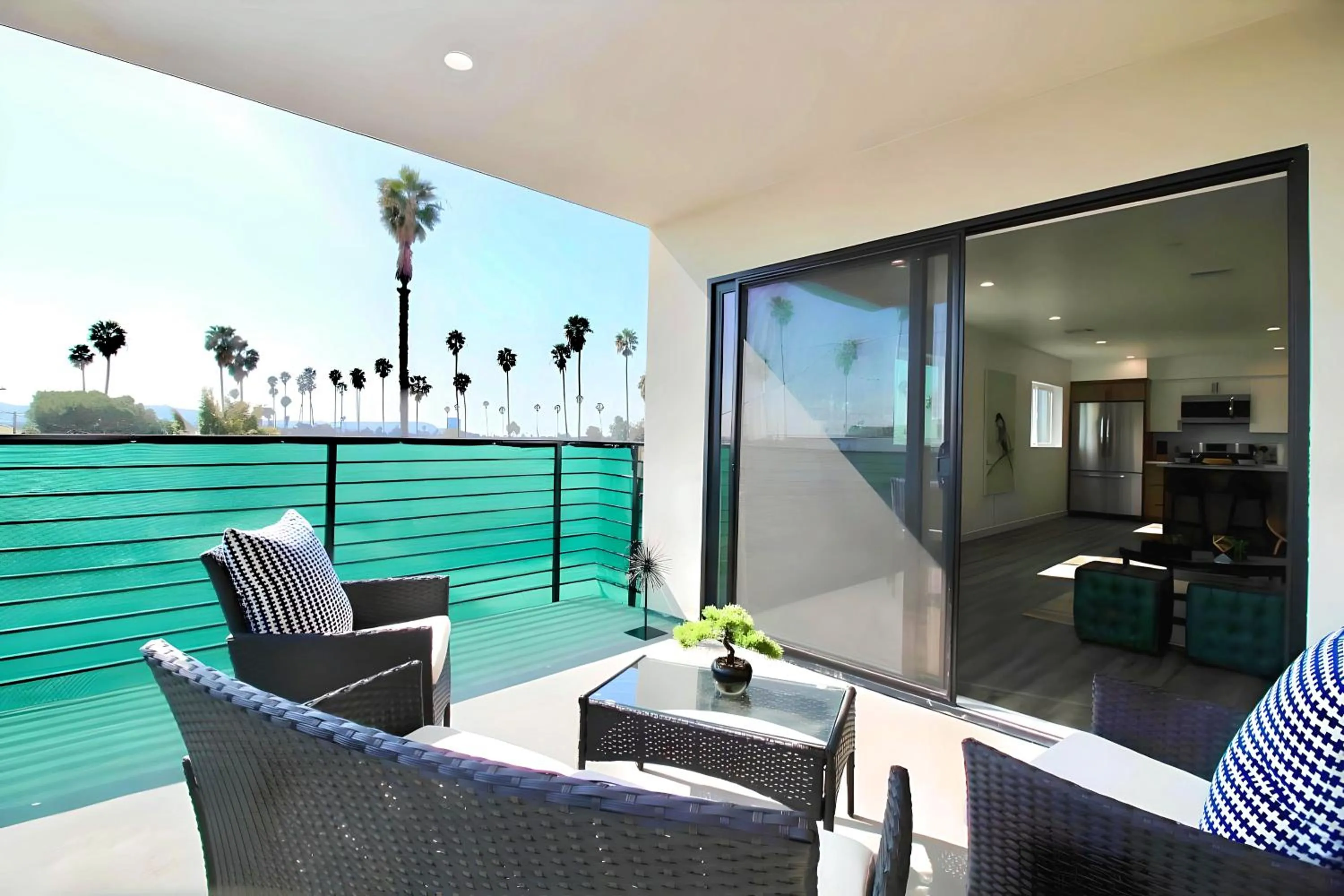 Balcony/Terrace in Los Angeles 3BR Villa Suites with Free Parking