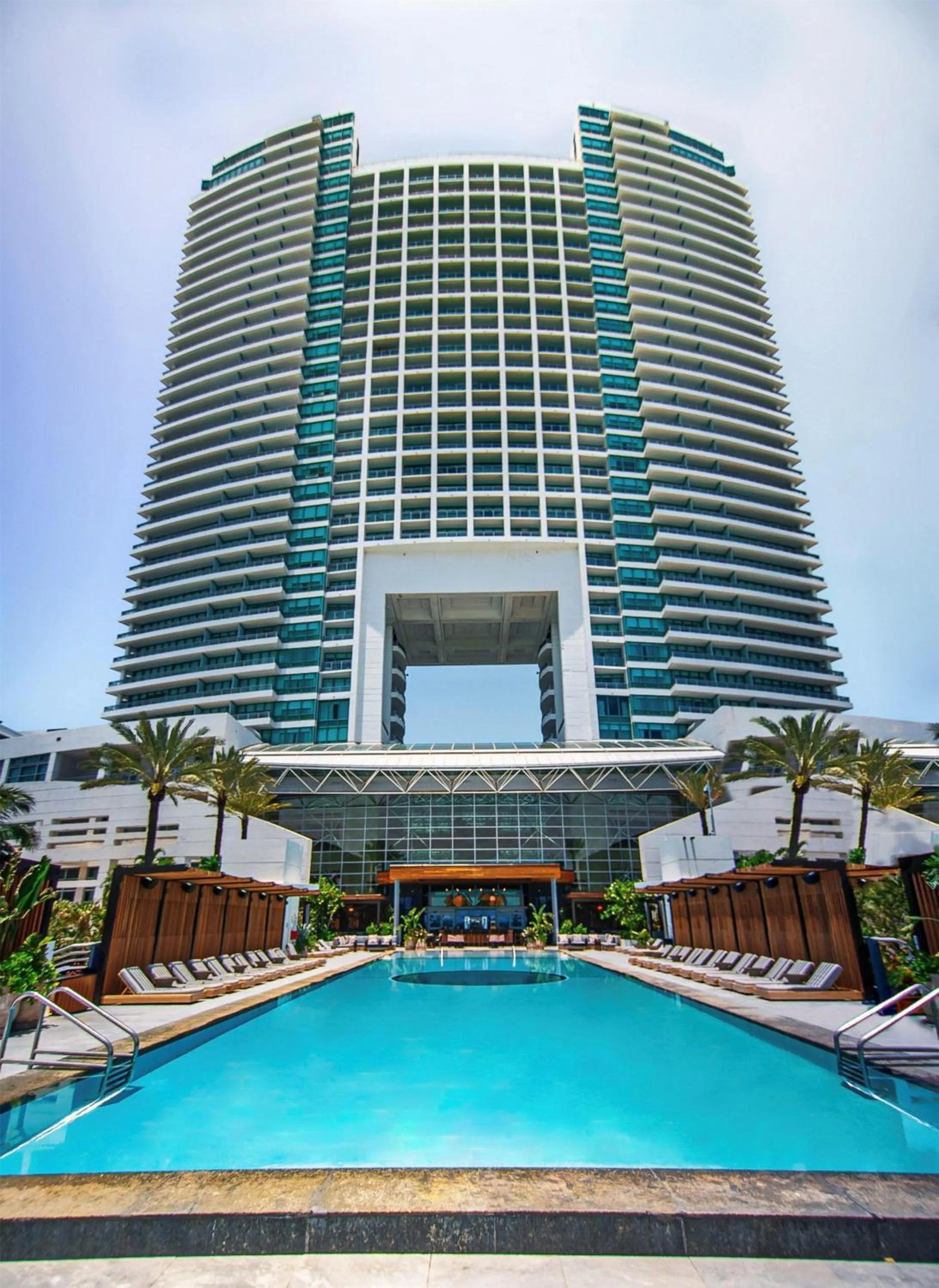 Dining area in The Diplomat Beach Resort Hollywood, Curio Collection by Hilton
