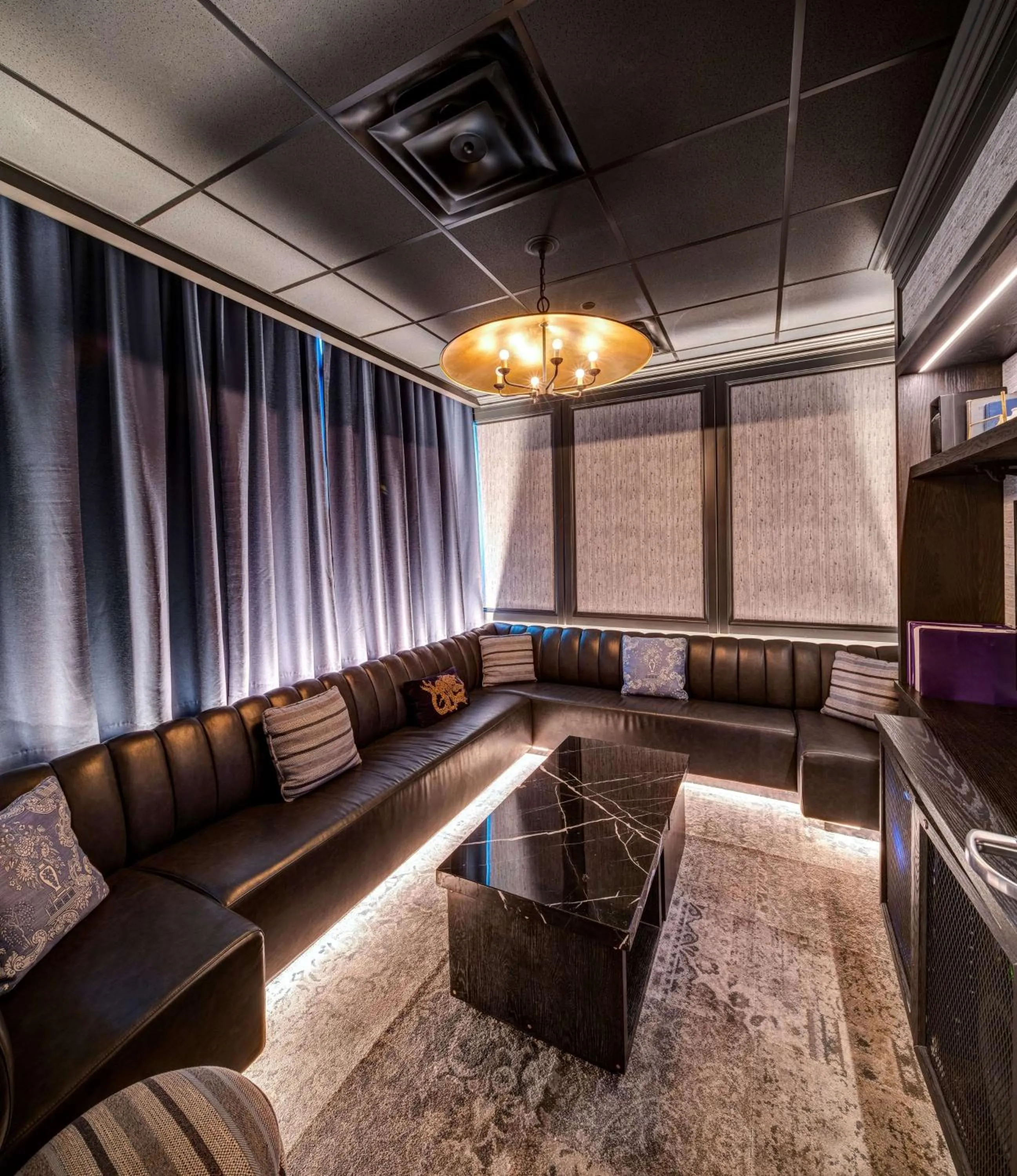 Lounge or bar in The Diplomat Beach Resort Hollywood, Curio Collection by Hilton