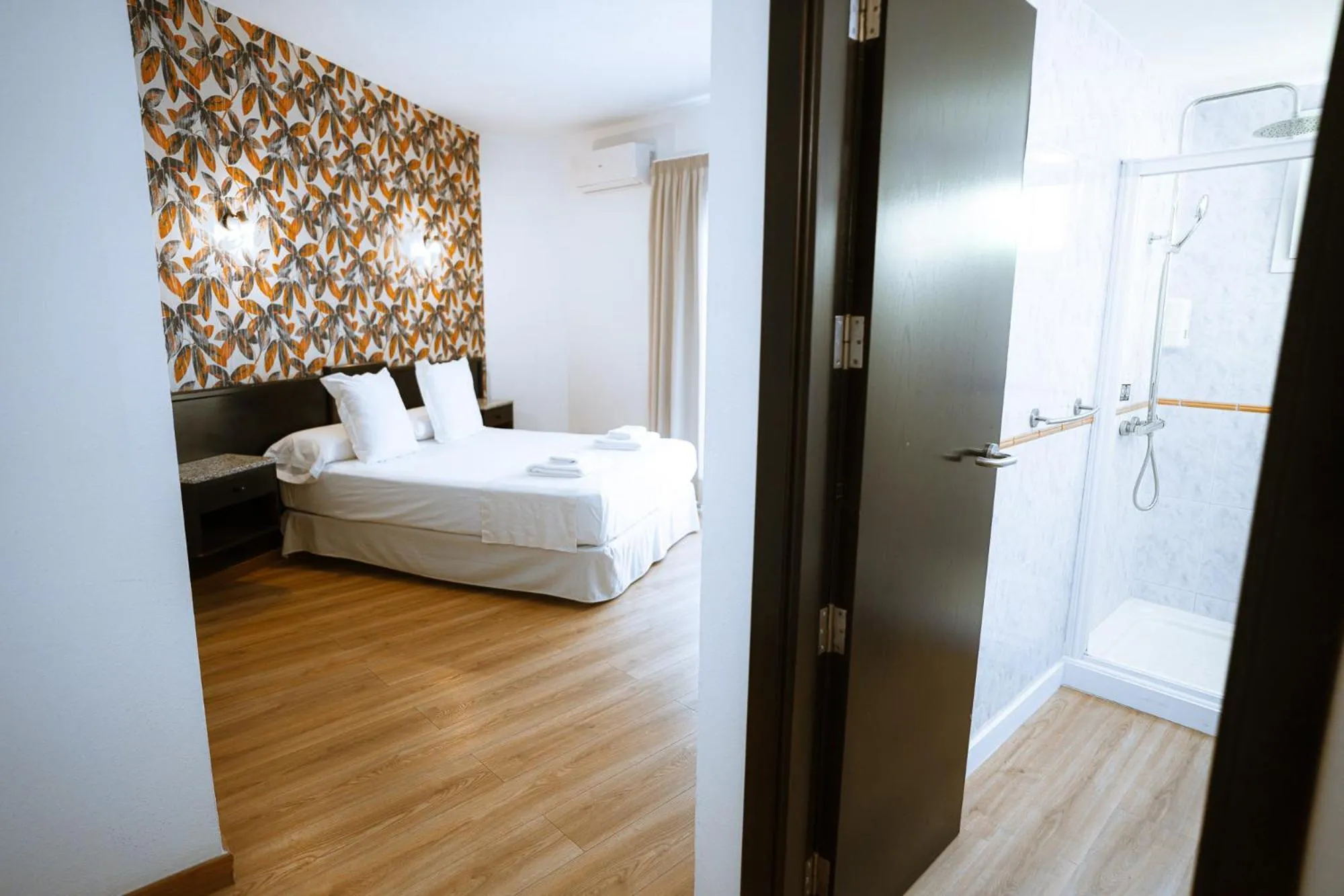 Toilet, Bed in Hotel Ventus