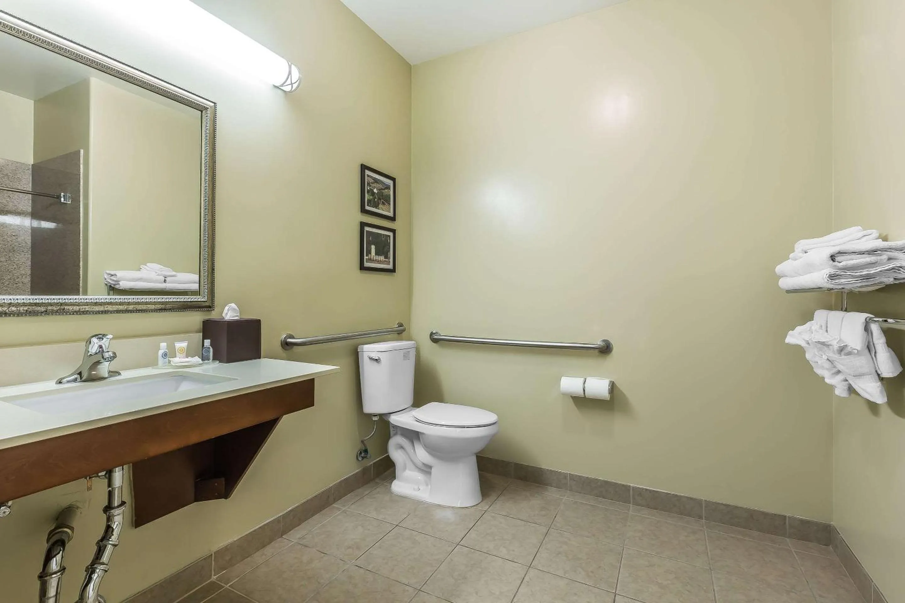 Bathroom in Comfort Inn Pomona near Fairplex