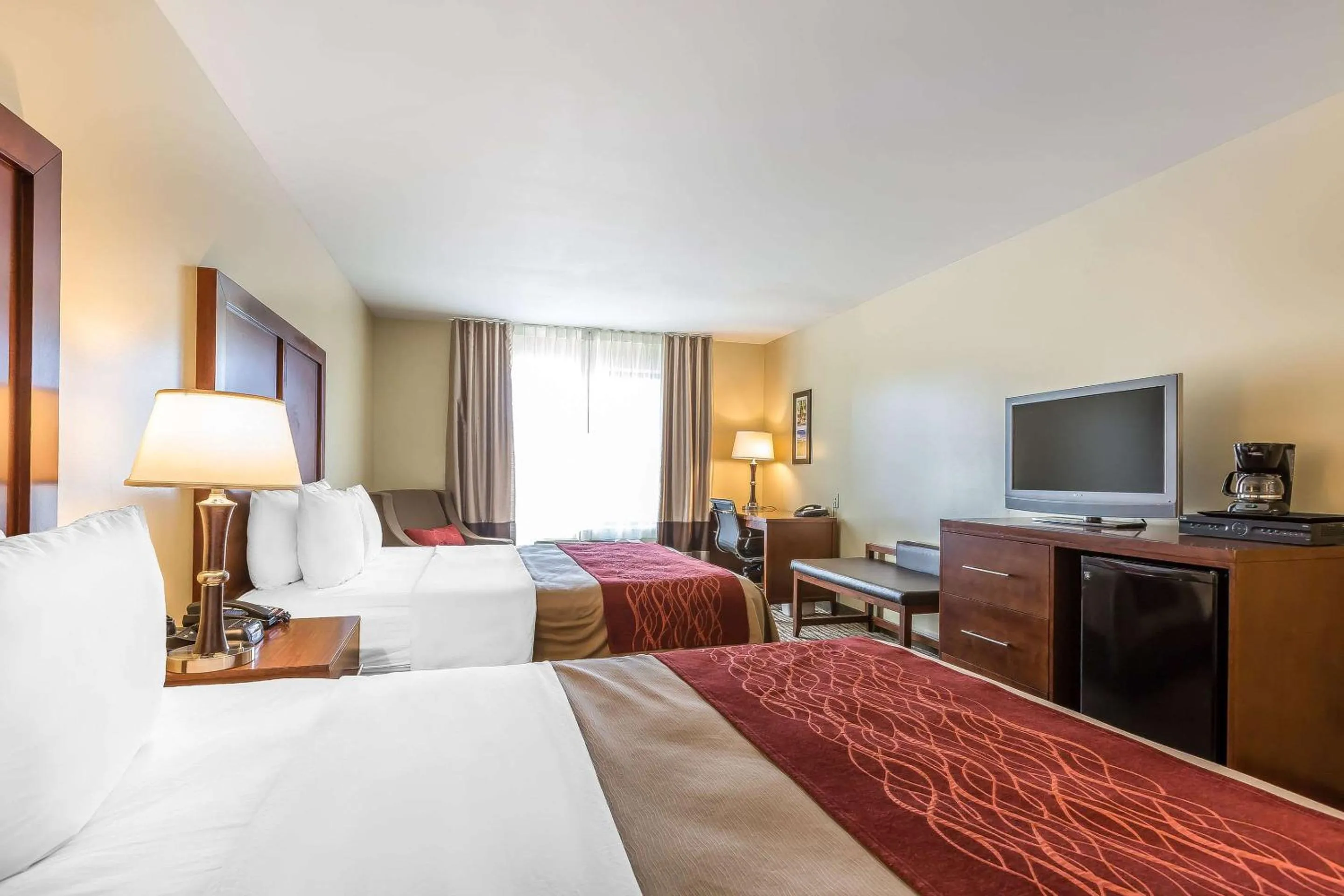 Photo of the whole room, Bed in Comfort Inn Pomona near Fairplex