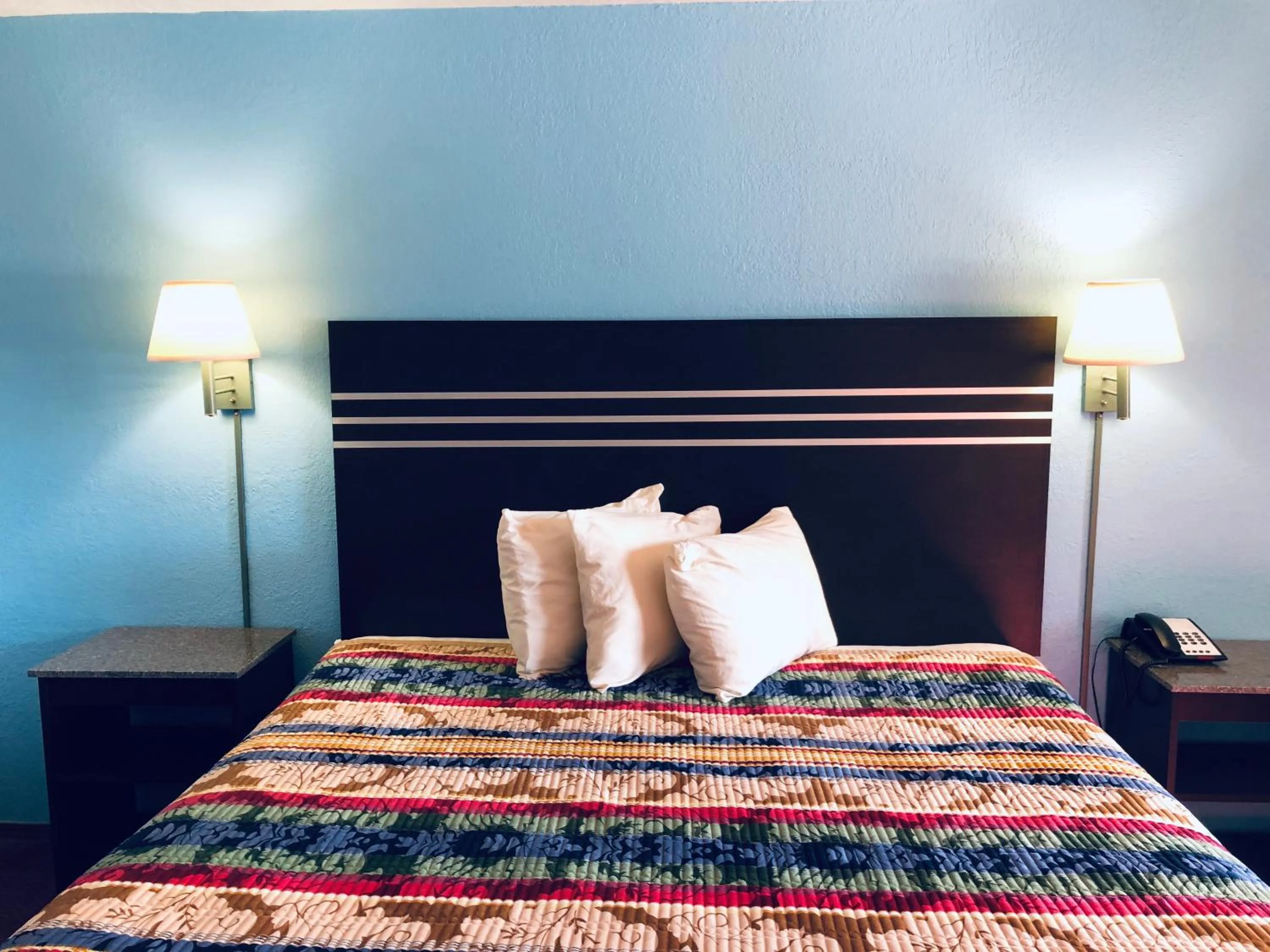 Bedroom, Bed in Meridian Inn Oklahoma City Airport