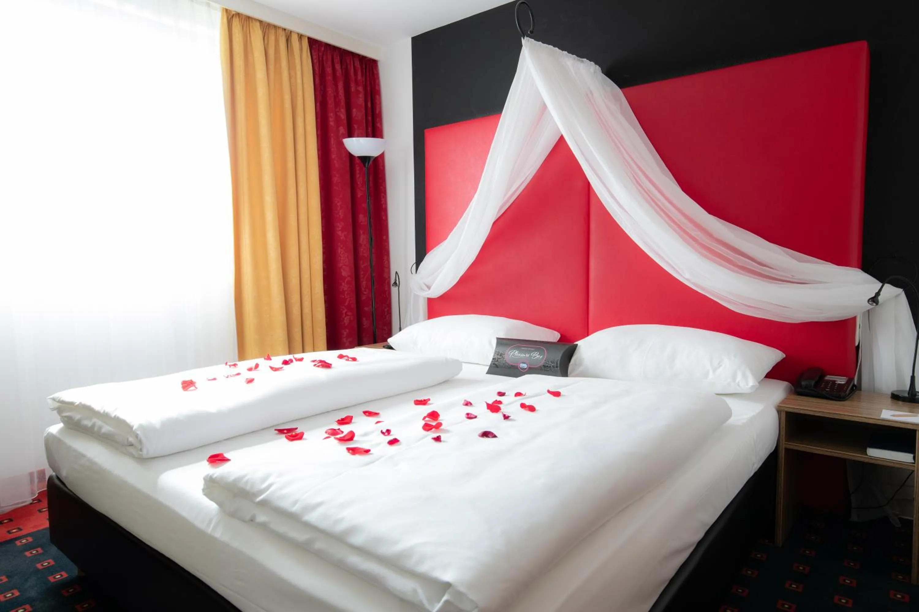 Photo of the whole room, Bed in Senator Hotel Vienna