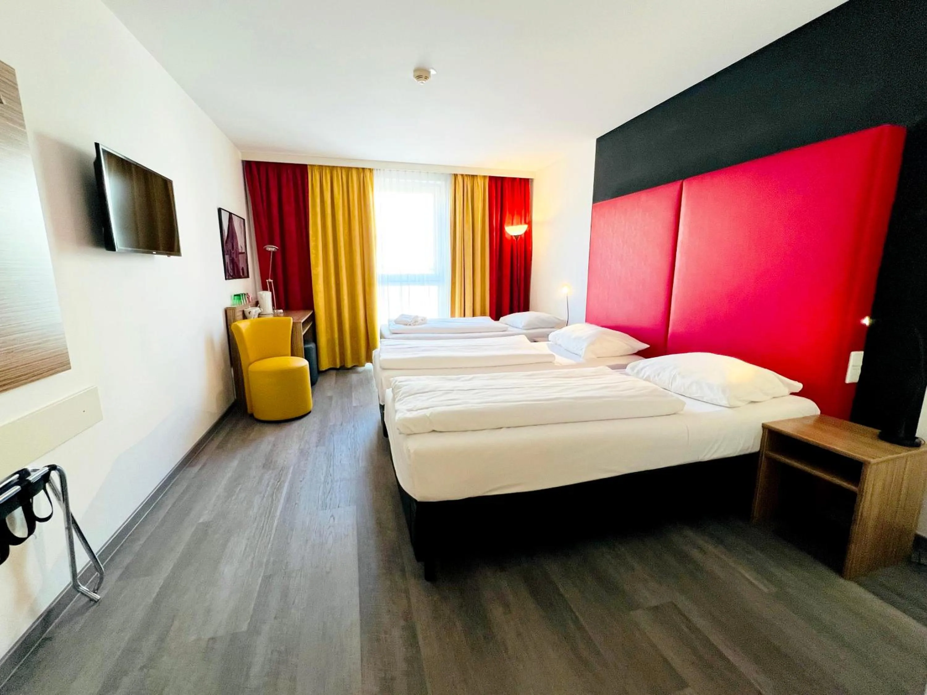 Photo of the whole room, Bed in Senator Hotel Vienna