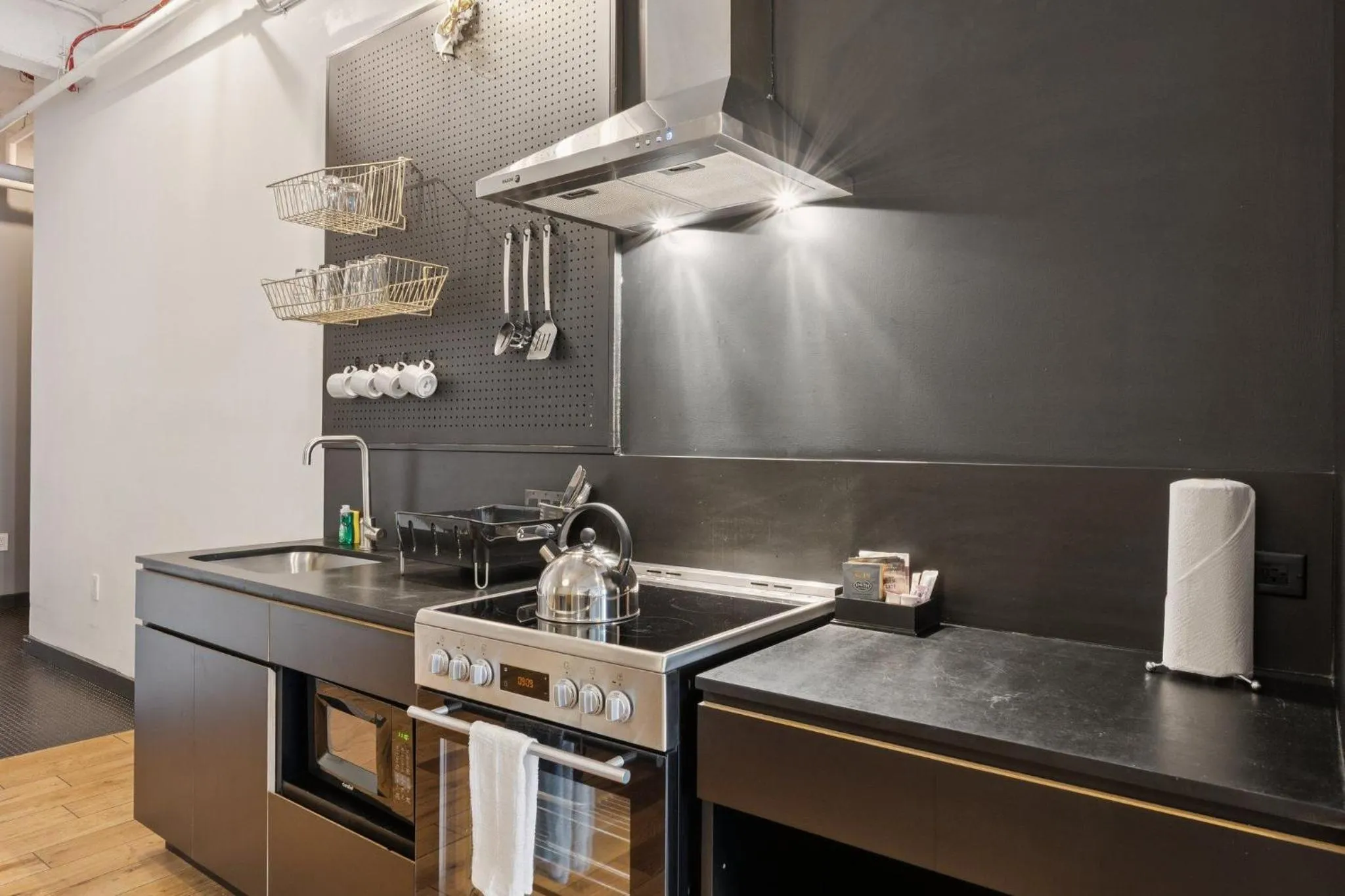 Kitchen or kitchenette in Placemakr Wall Street