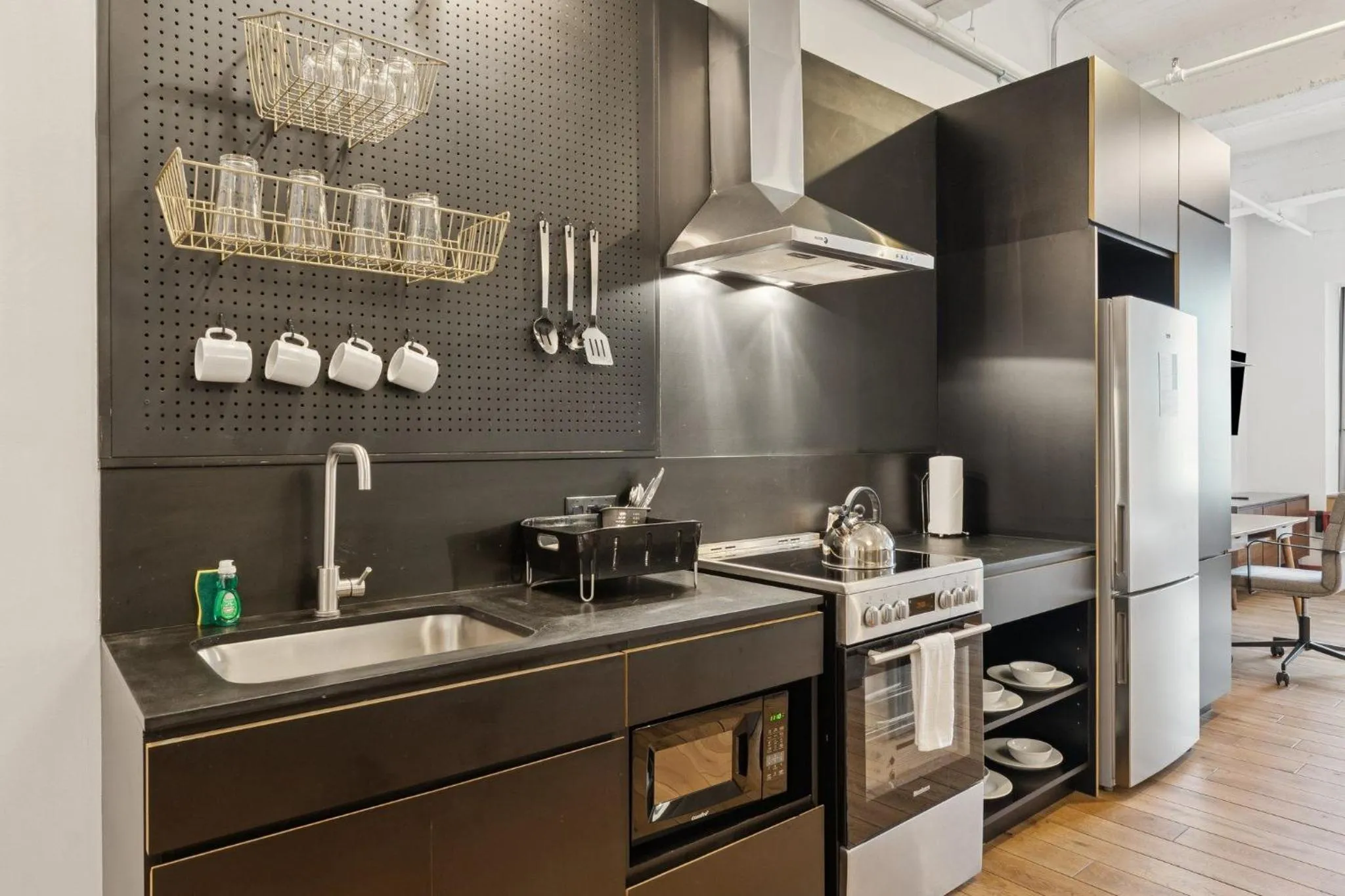 Kitchen or kitchenette in Placemakr Wall Street