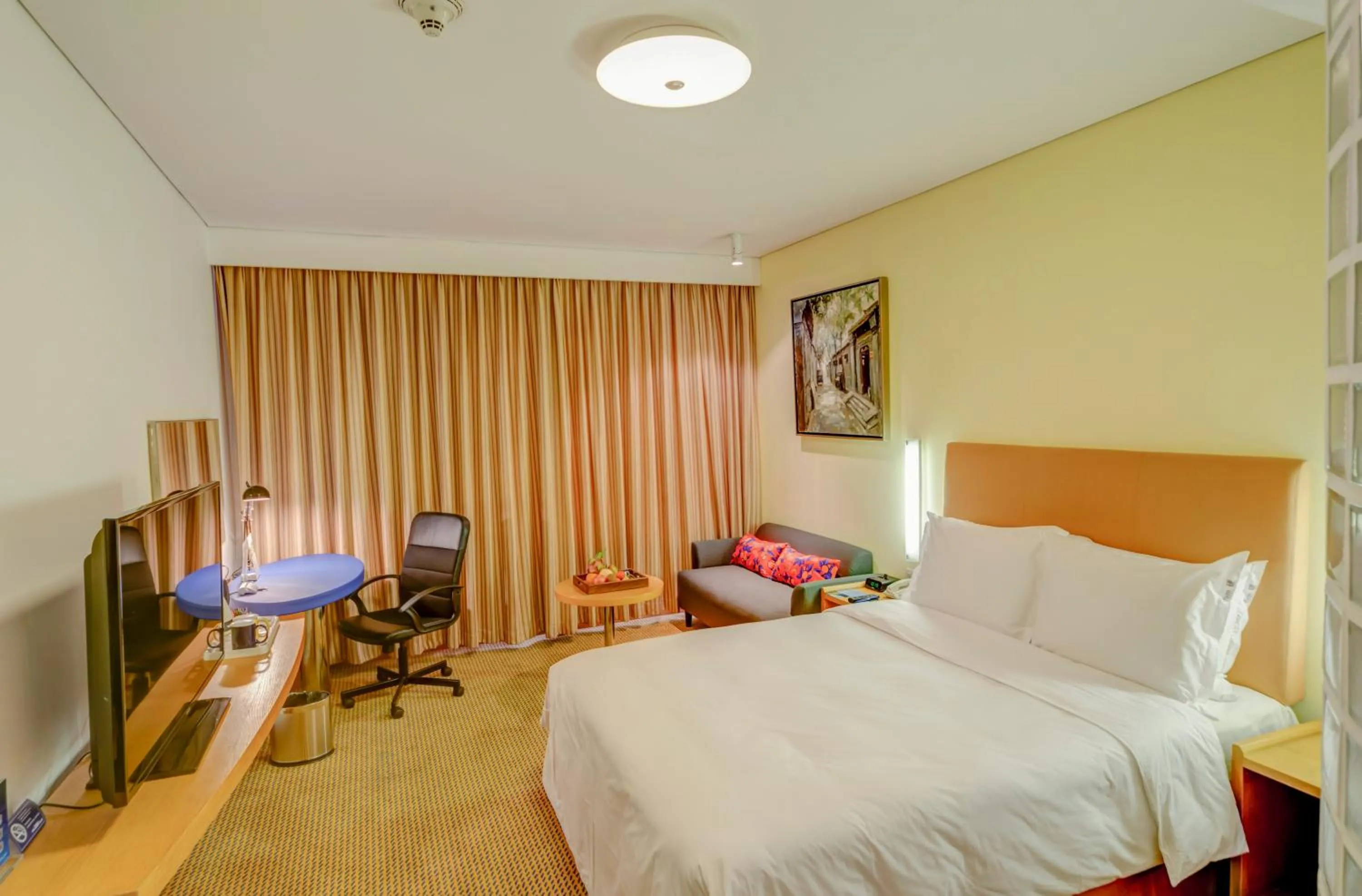 Photo of the whole room, Bed in Holiday Inn Express Beijing Temple of Heaven by IHG