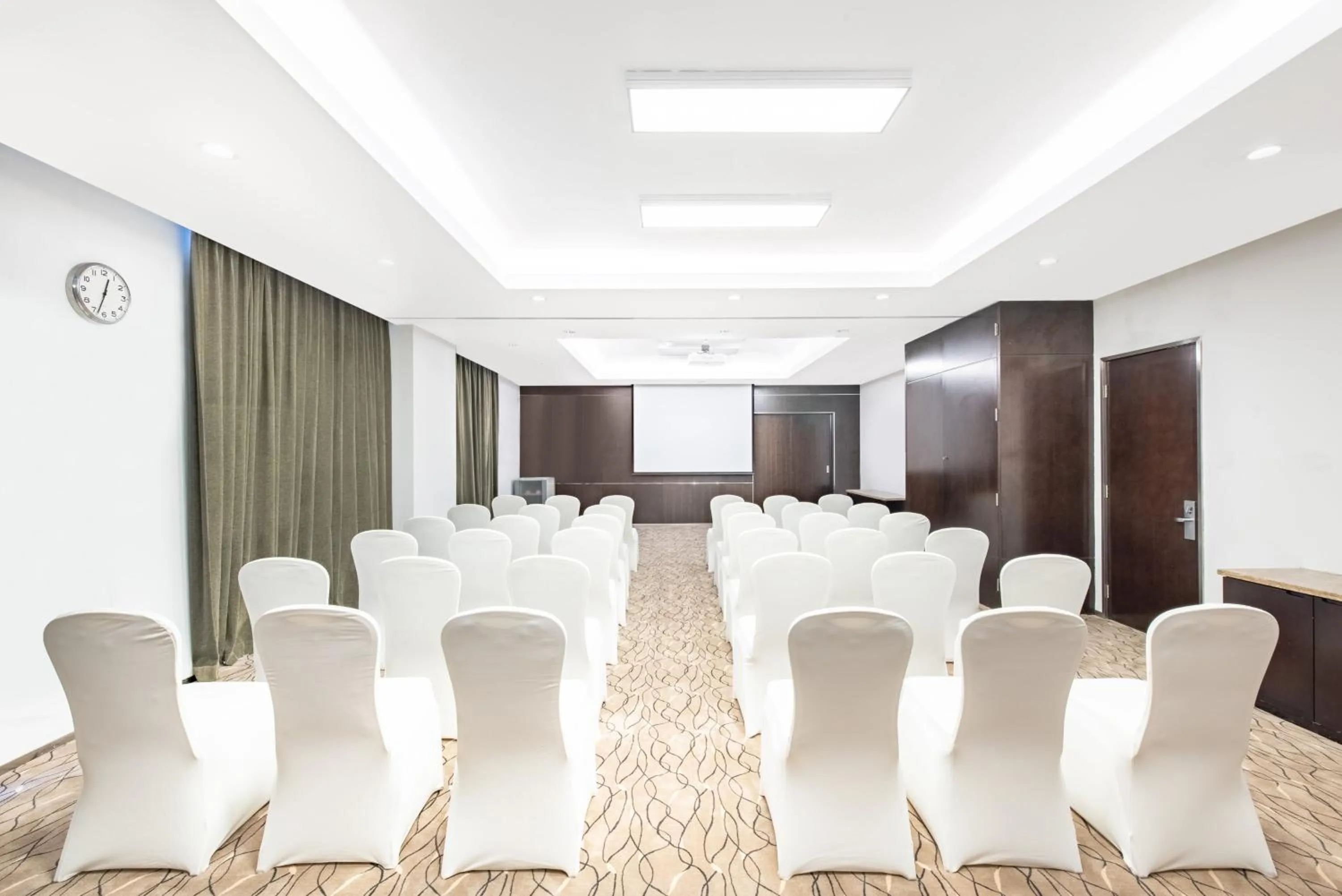 Meeting/conference room in Holiday Inn Express Beijing Temple of Heaven by IHG