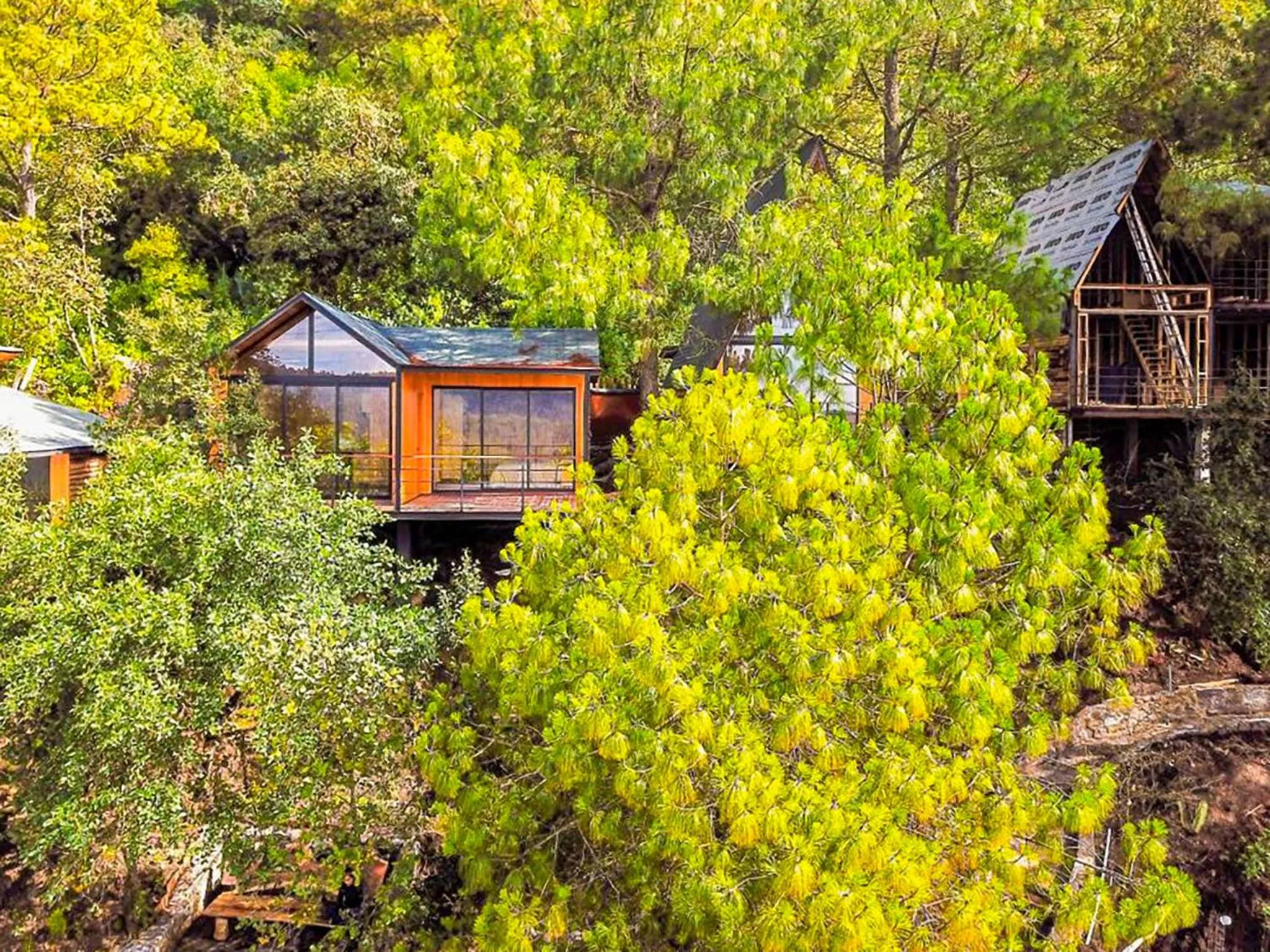 Facade/entrance in Alto de la Sierra by Rotamundos