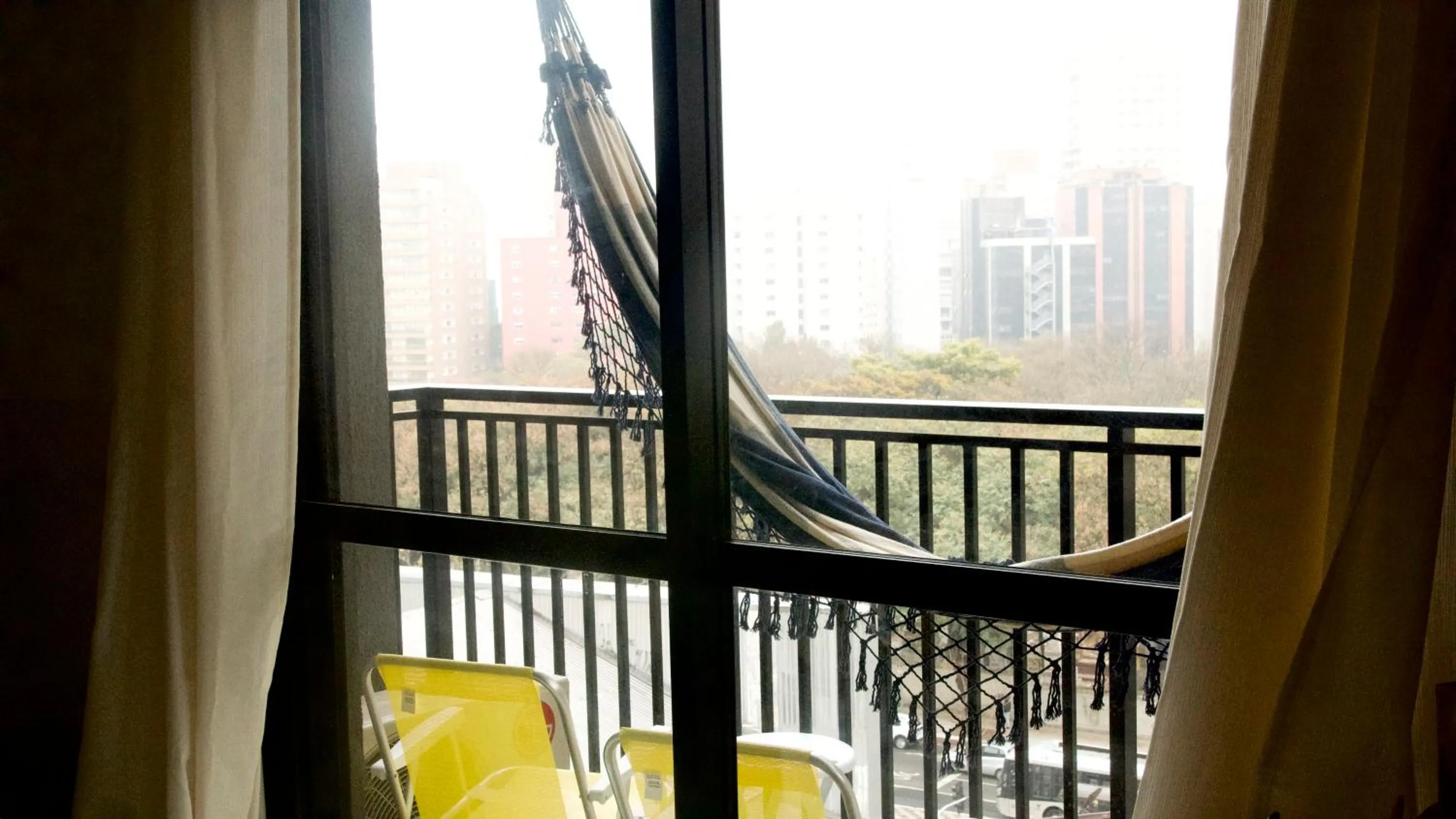 85 New studio w balcony, fast wifi and movie screen!