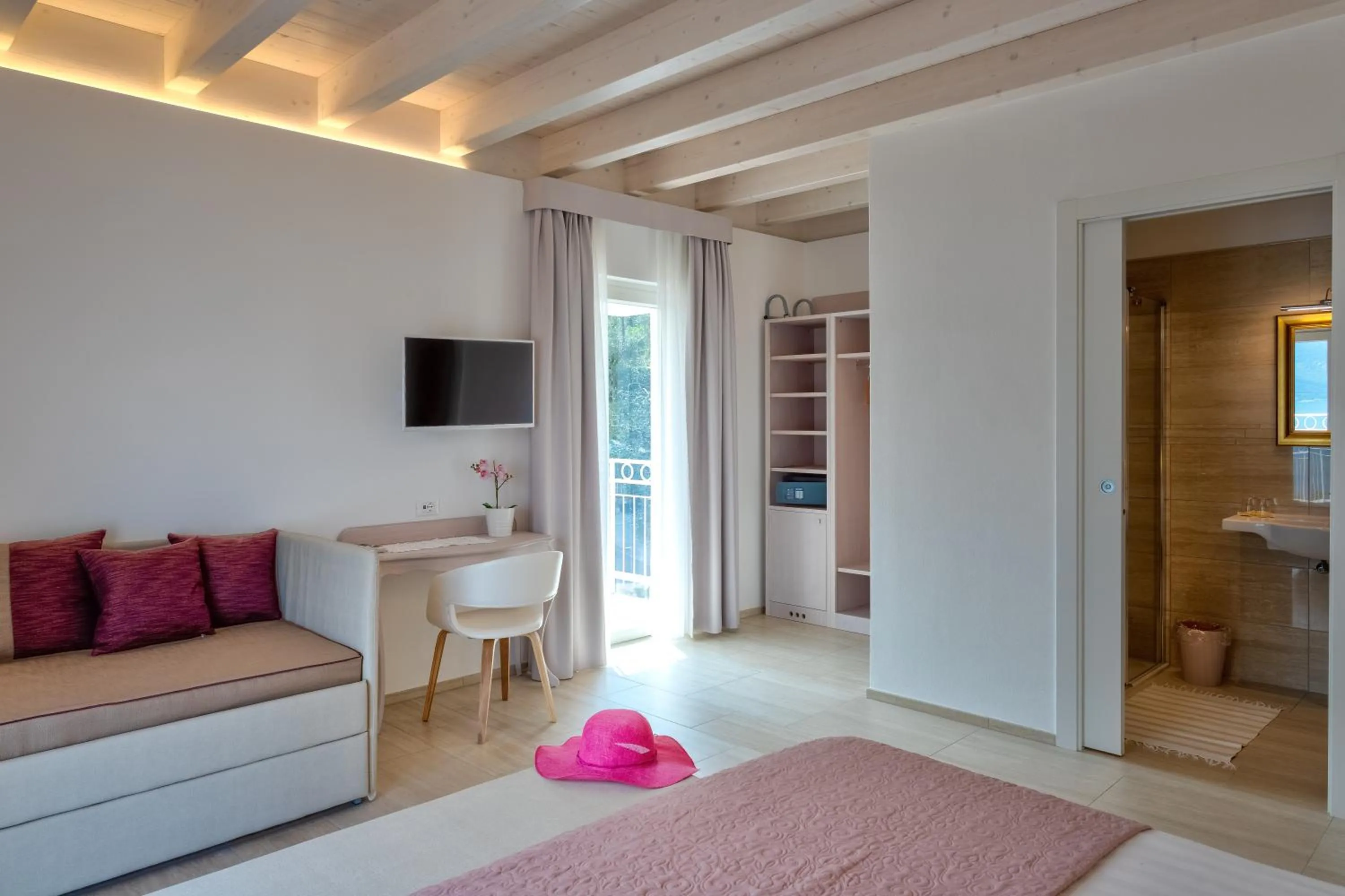 Living room, Bed in Hotel Riviera Panoramic Green Resort