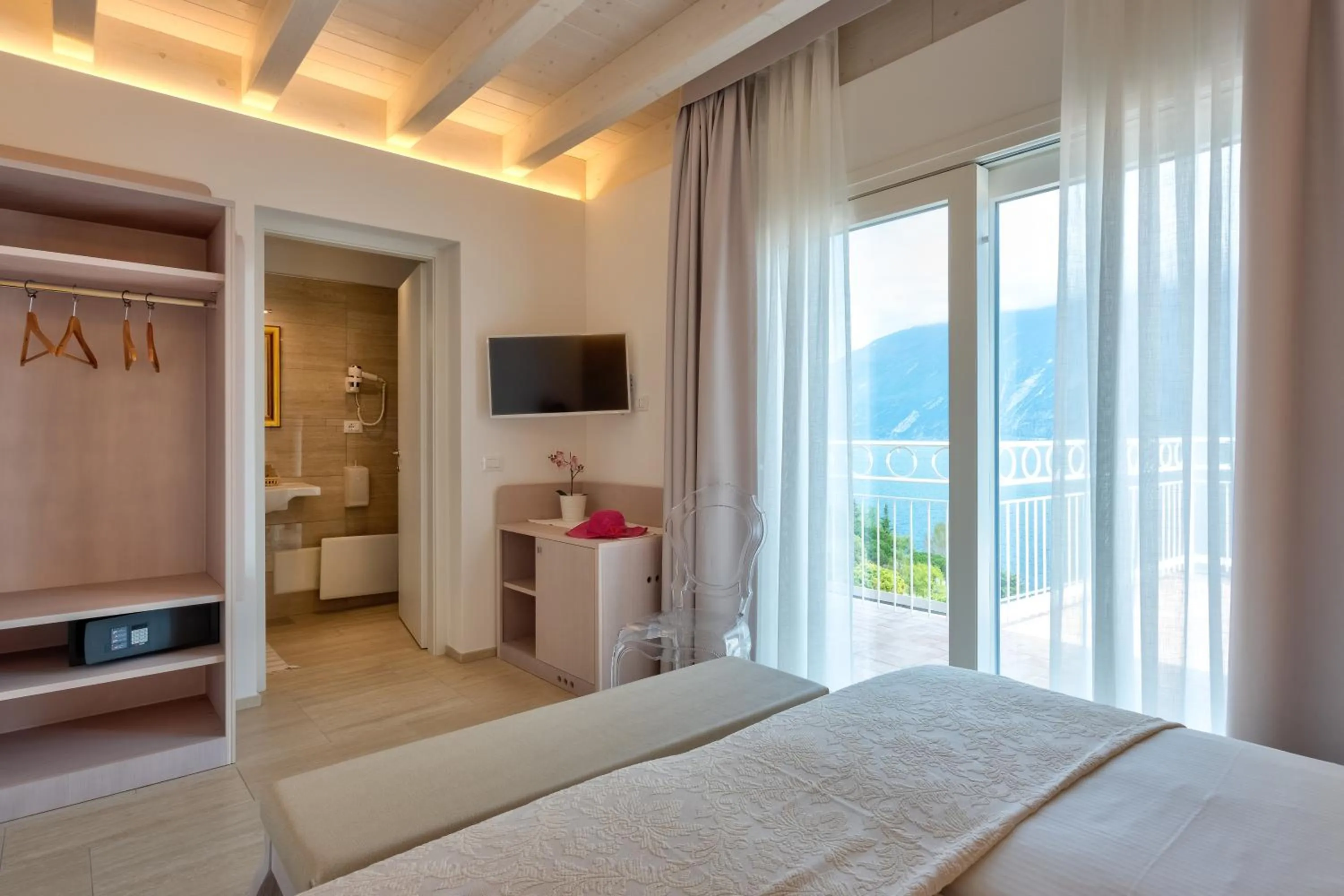 Balcony/Terrace, Bed in Hotel Riviera Panoramic Green Resort