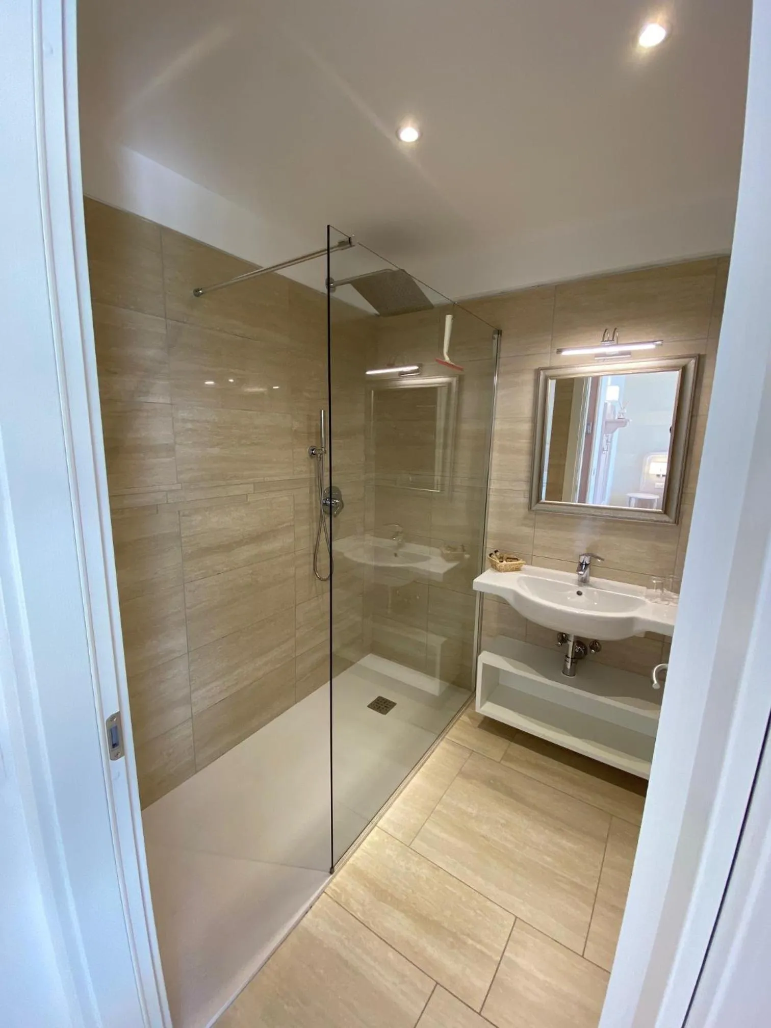 Shower in Hotel Riviera Panoramic Green Resort